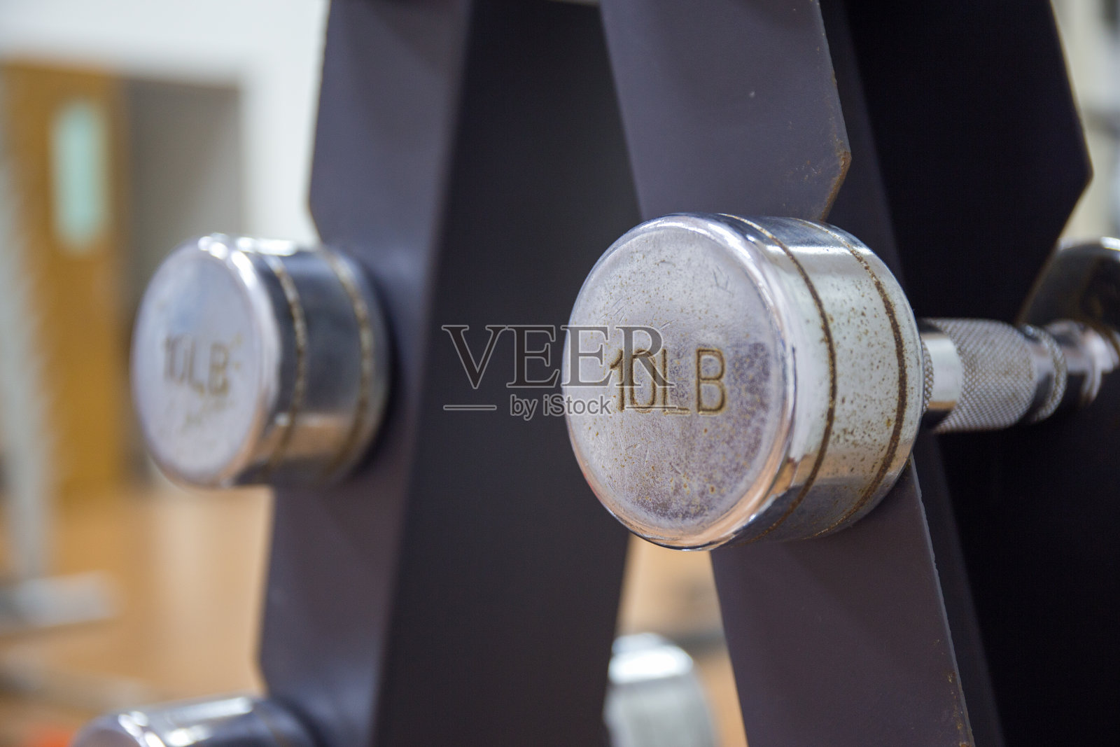 健身室架子上的哑铃照片摄影图片