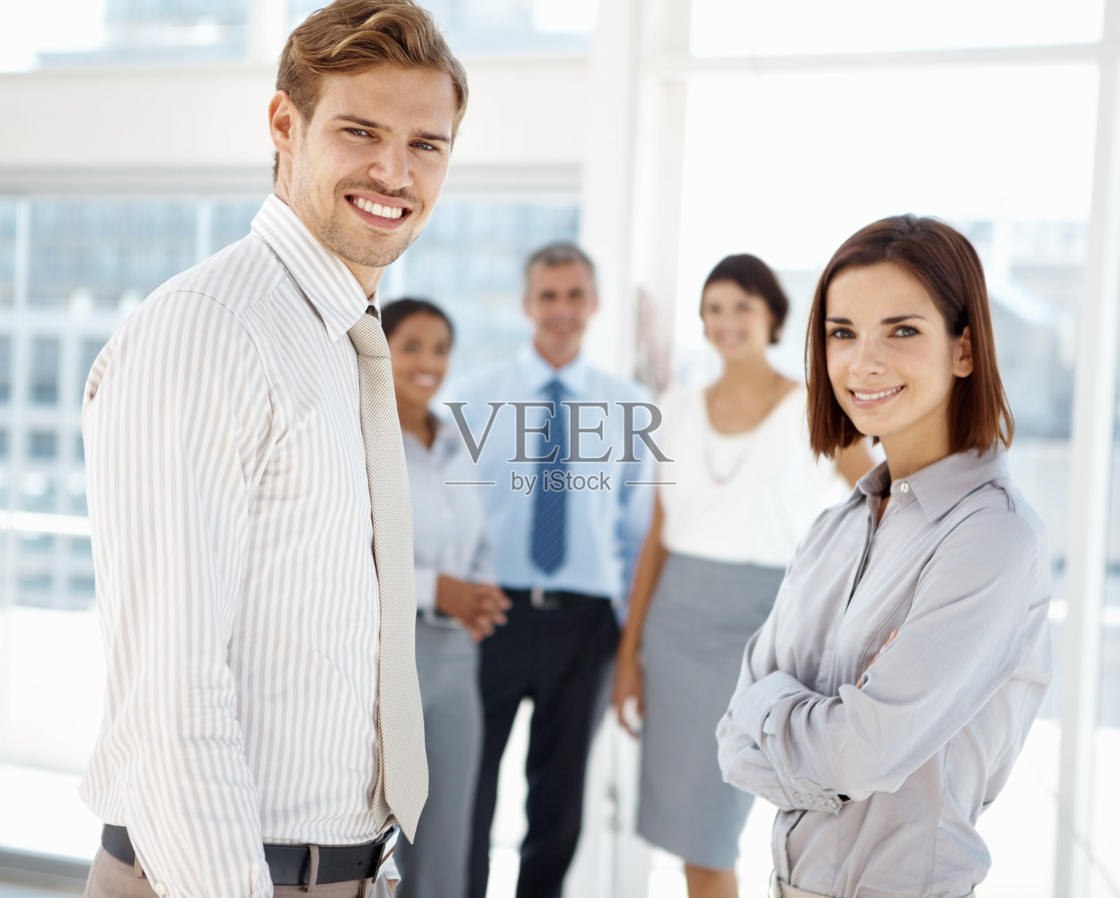 办公室里自信的商业同事照片摄影图片