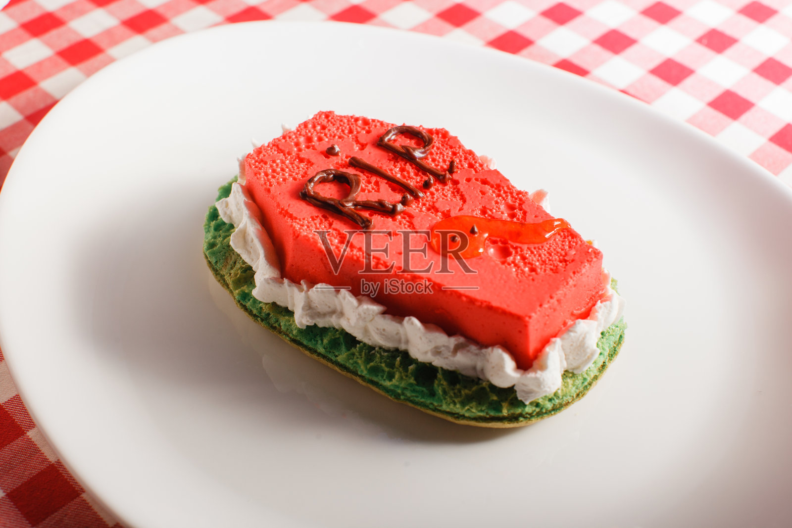 餐桌上的万圣节蛋糕滑稽可口。横向视图照片摄影图片