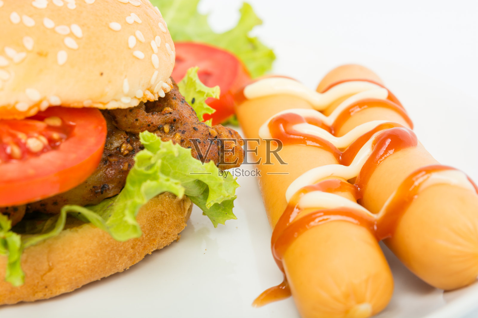 经典的大汉堡在盘子孤立照片摄影图片