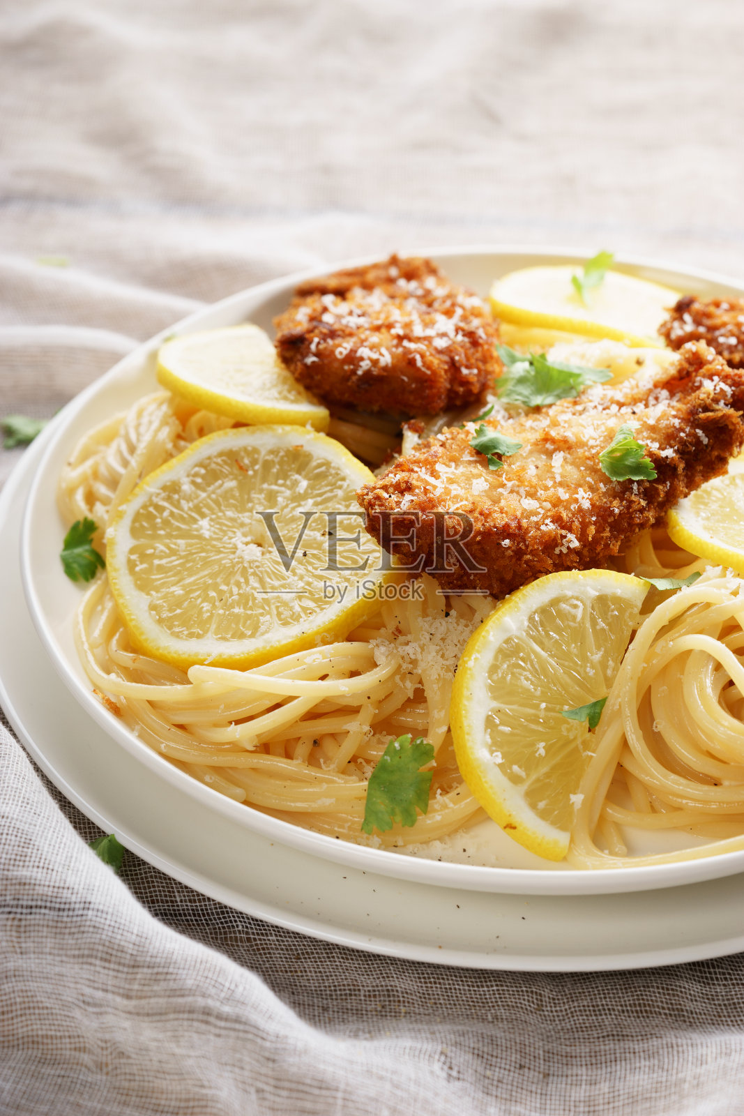 香脆鸡和柠檬奶油意大利面照片摄影图片