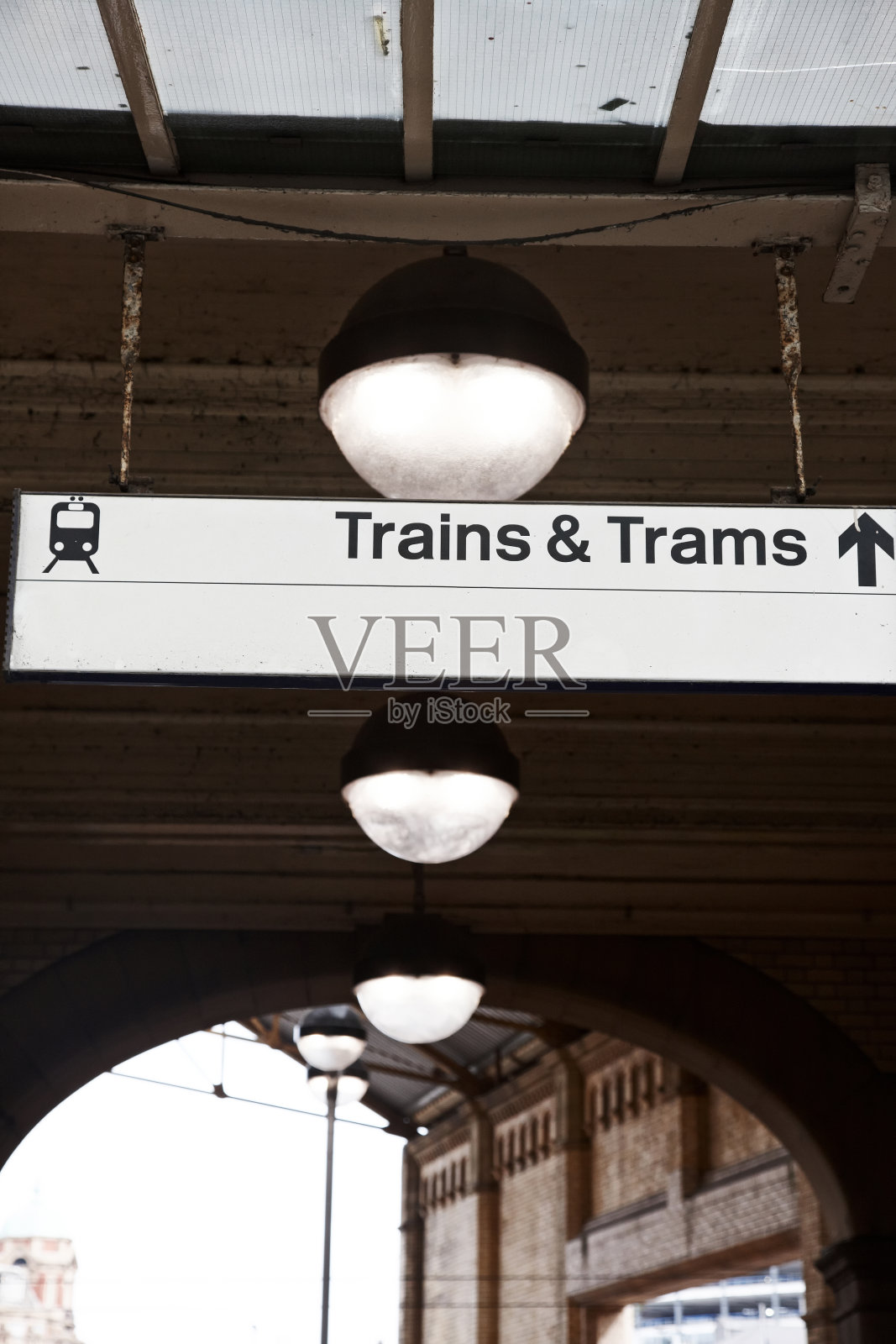 签到火车和电车照片摄影图片