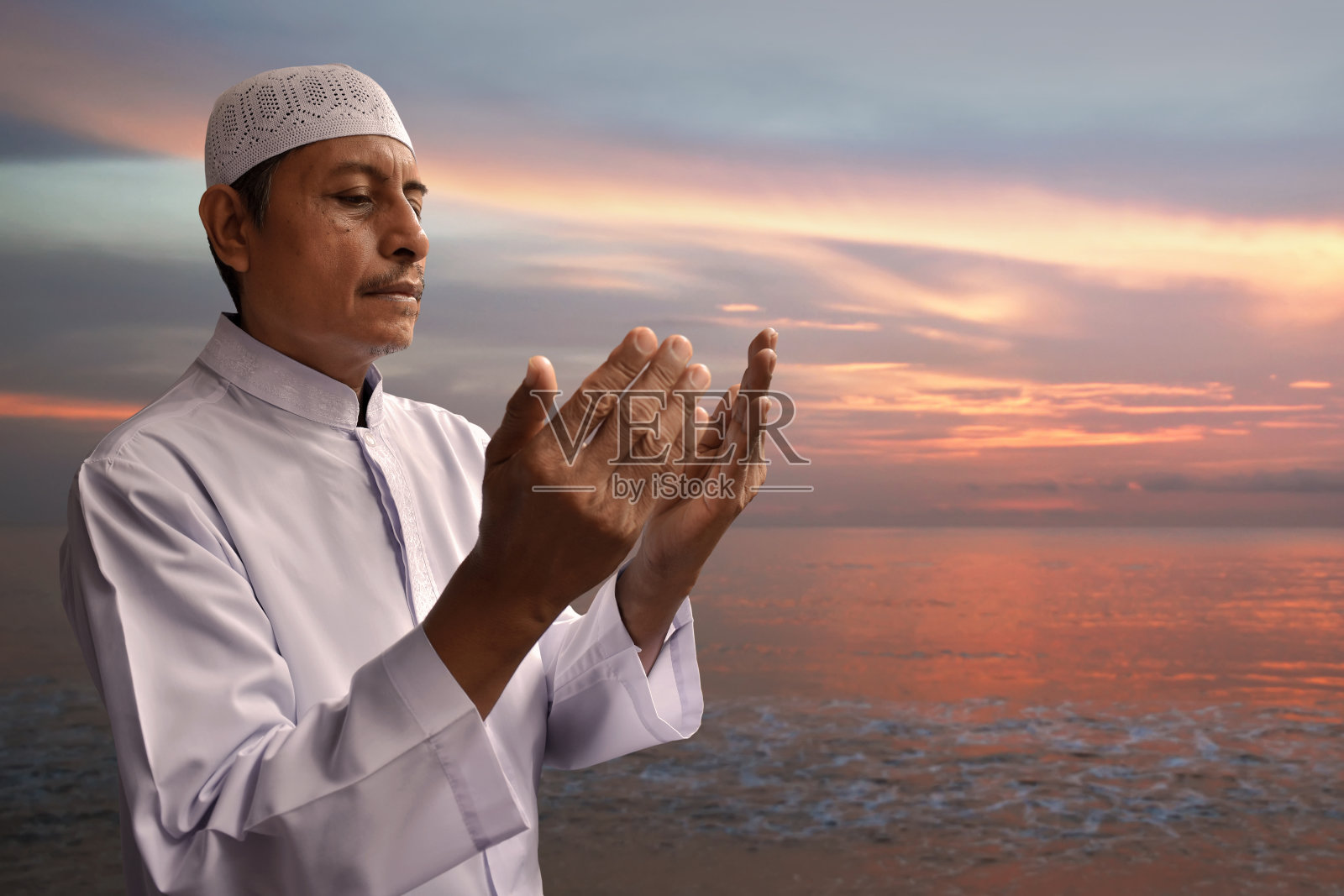 穆斯林老人在祈祷照片摄影图片