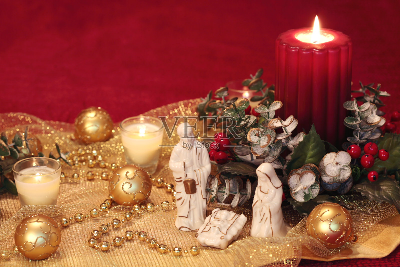 耶稣诞生三重奏与装饰品和蜡烛。照片摄影图片