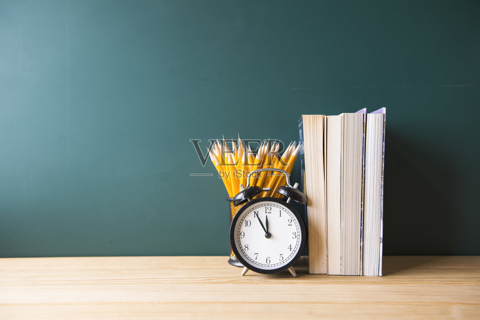 书本和黑板,学习用品,返校照片摄影图片