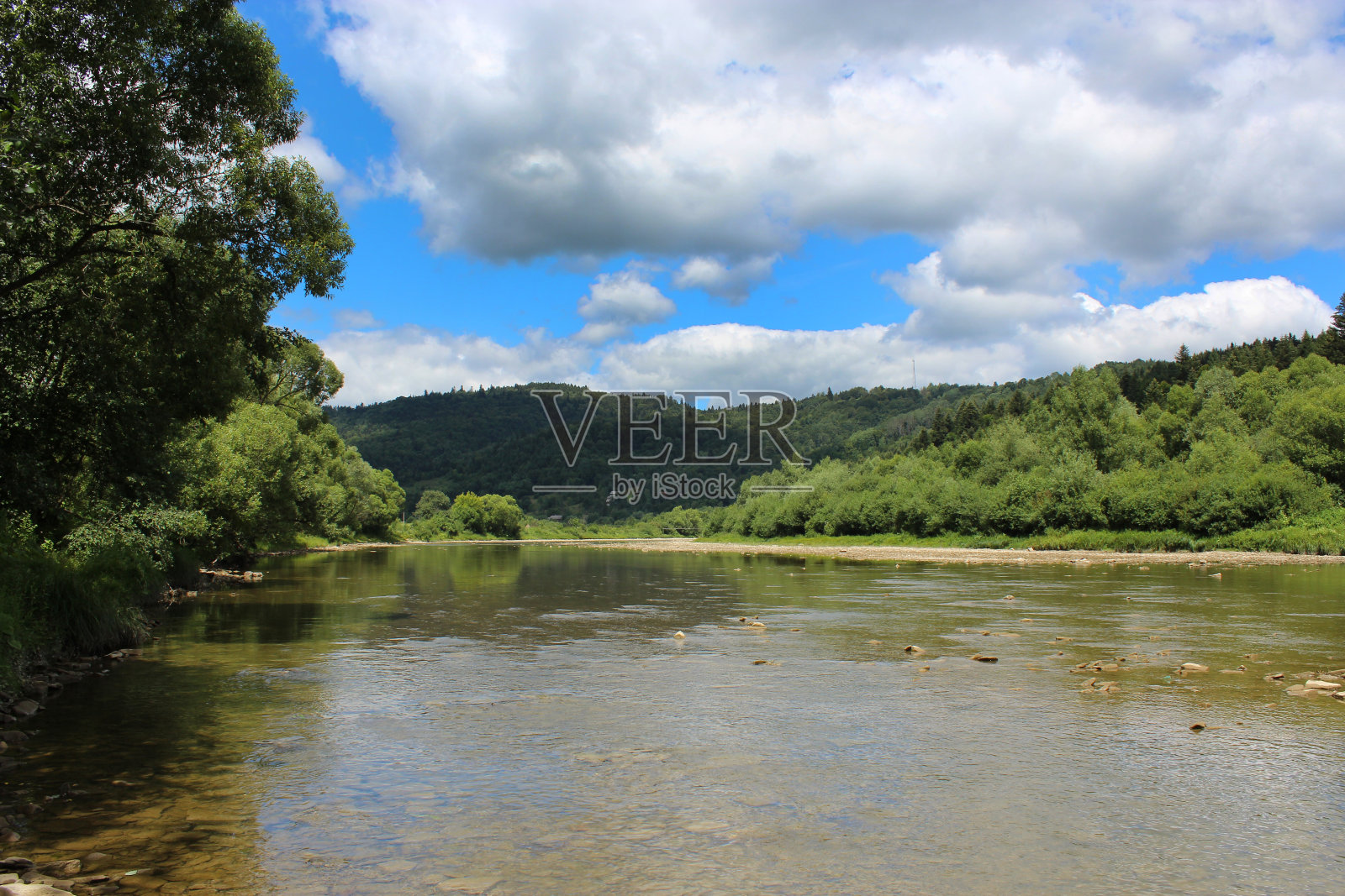 喀尔巴阡山脉有斯毕德河,风景优美照片摄影图片