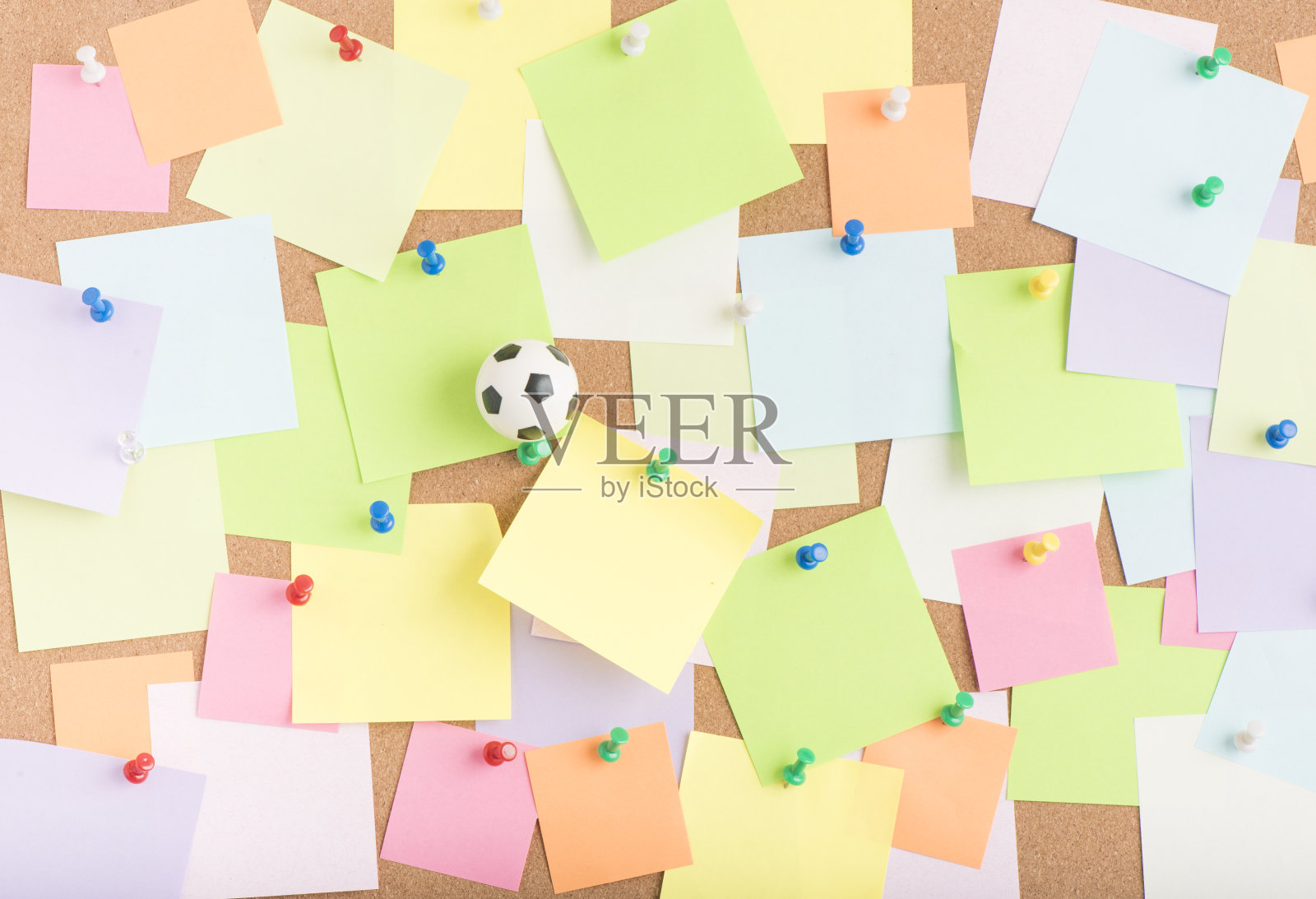 足球和办公室布告栏上的空白便利贴照片摄影图片