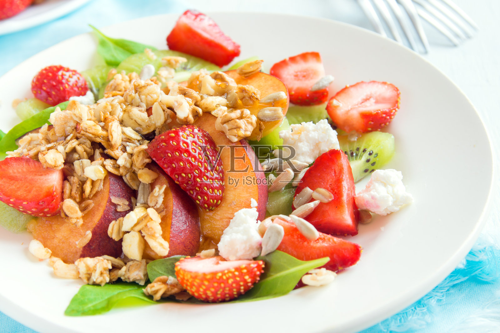 水果沙拉配自制格兰诺拉麦片照片摄影图片