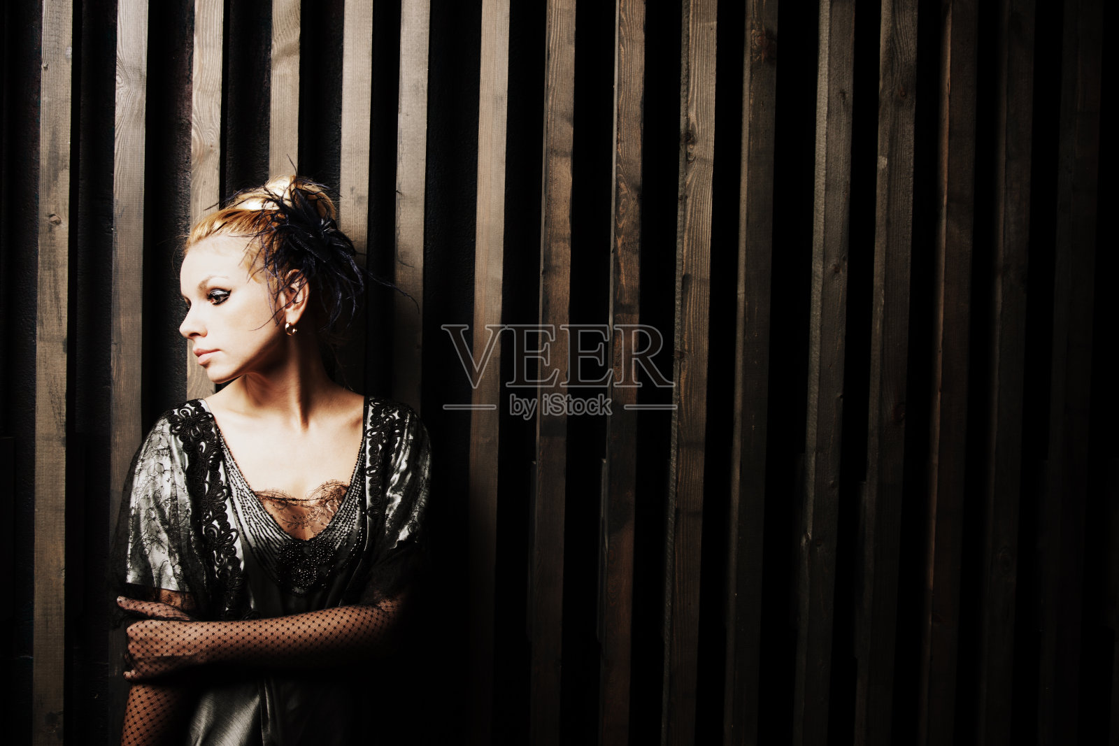 美丽的年轻女子在复古风格照片摄影图片