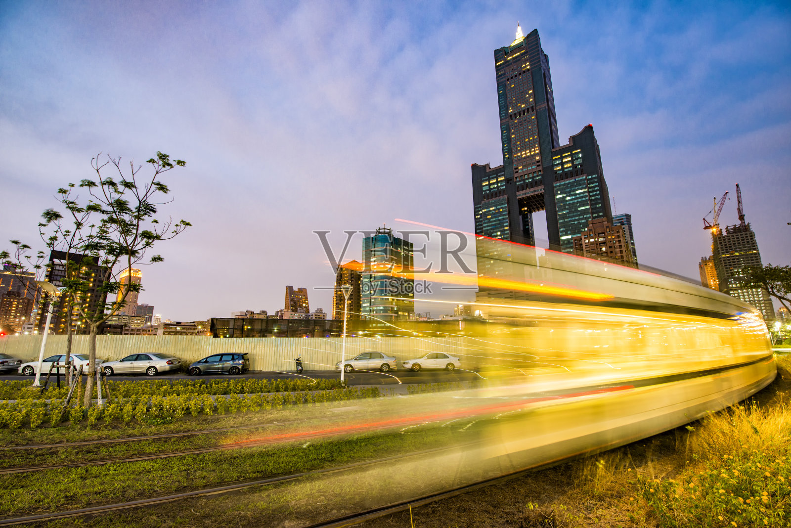 台湾高雄的轻轨站和天际线照片摄影图片