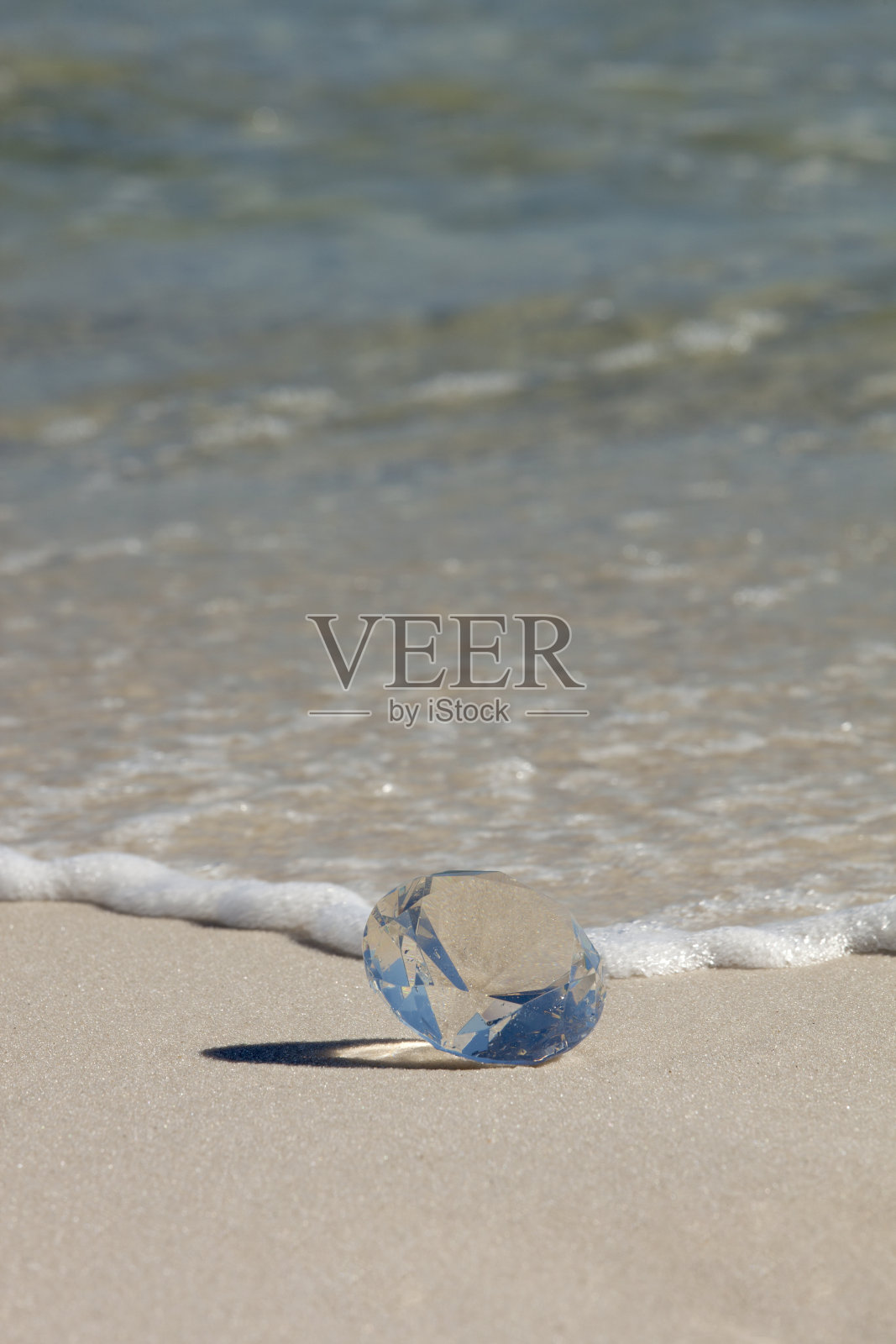 海滩上的玻璃钻石照片摄影图片