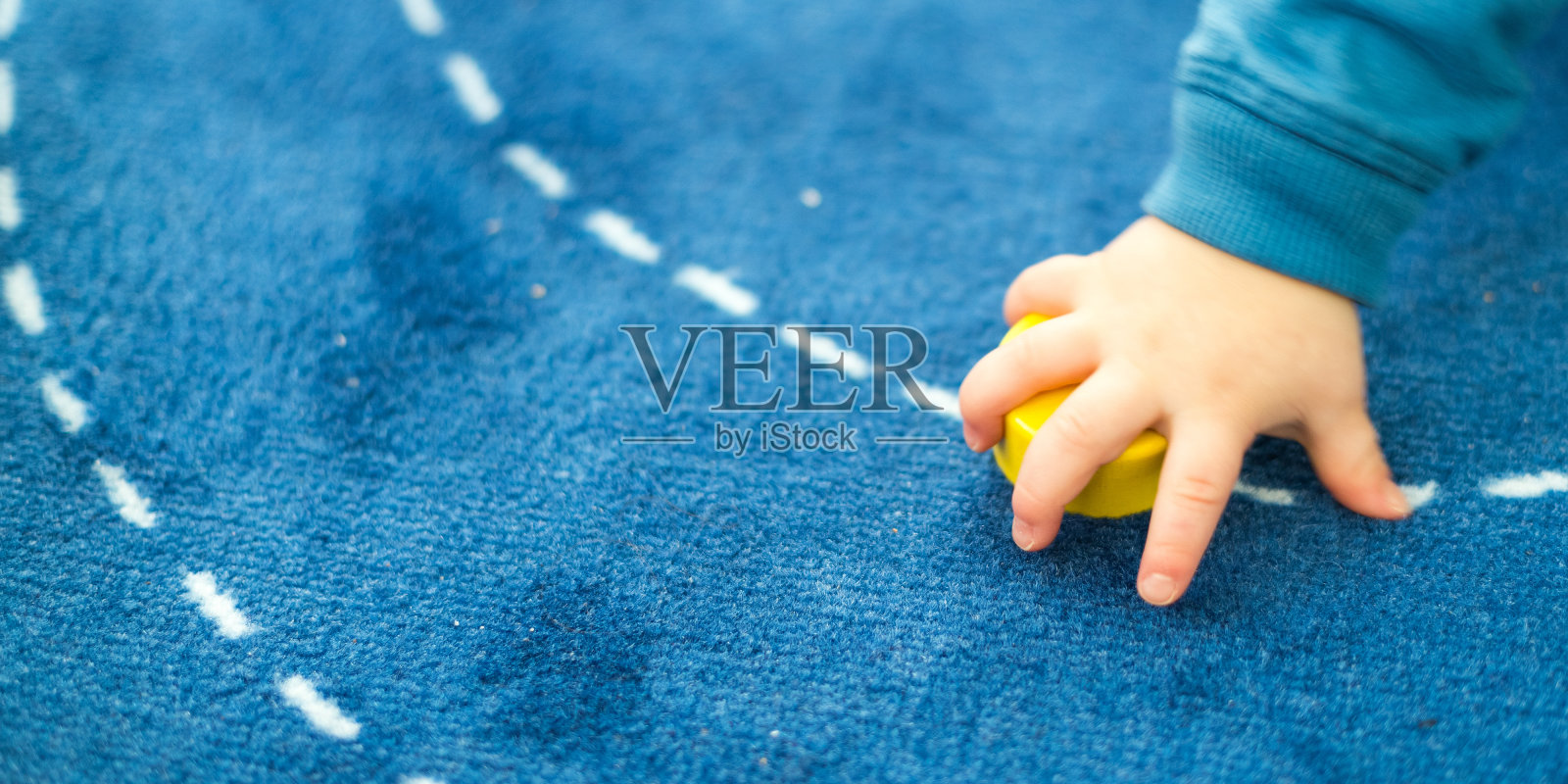 可爱的宝宝在家里玩照片摄影图片