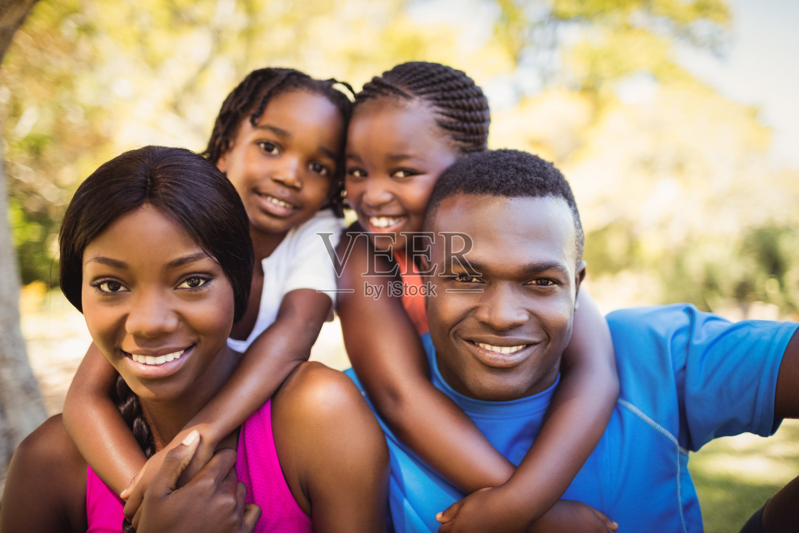 幸福的家庭合影照片摄影图片