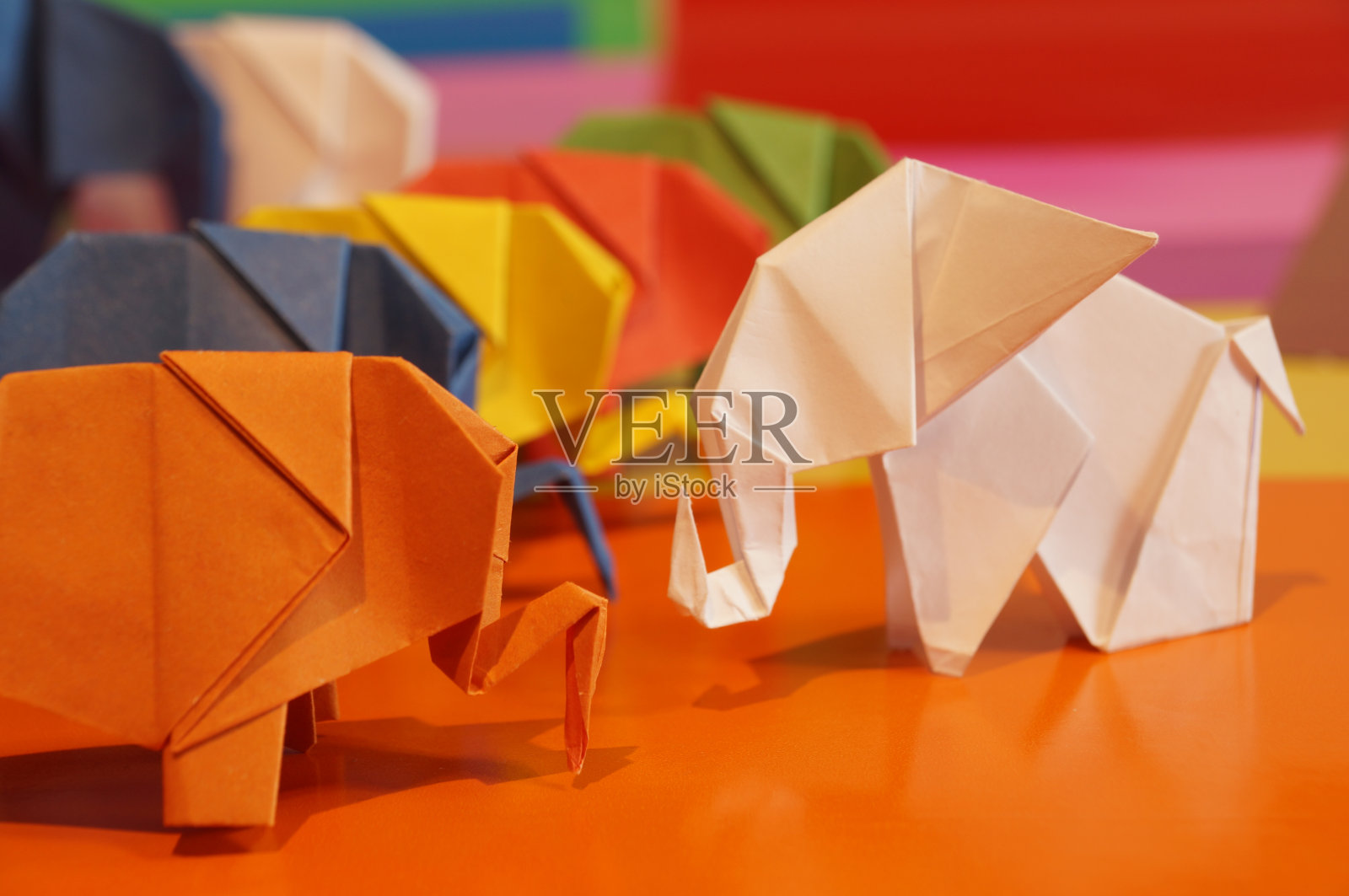 折纸大象被孤立在彩色背景上照片摄影图片