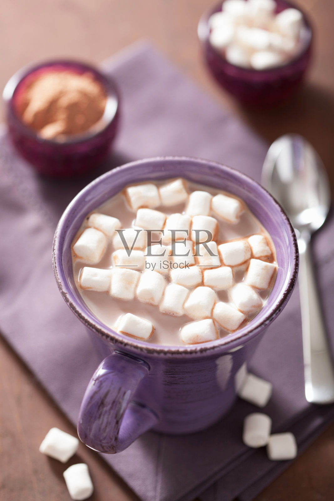 紫色杯子里的热巧克力和迷你棉花糖照片摄影图片