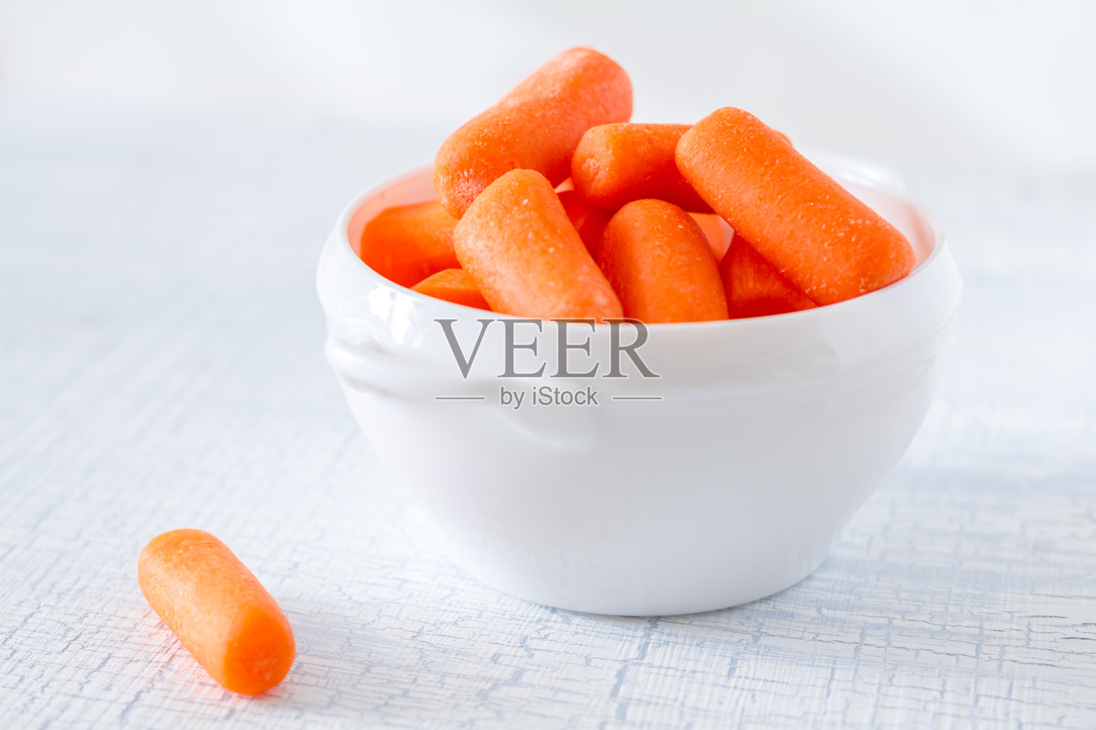 白碗里的小胡萝卜条照片摄影图片