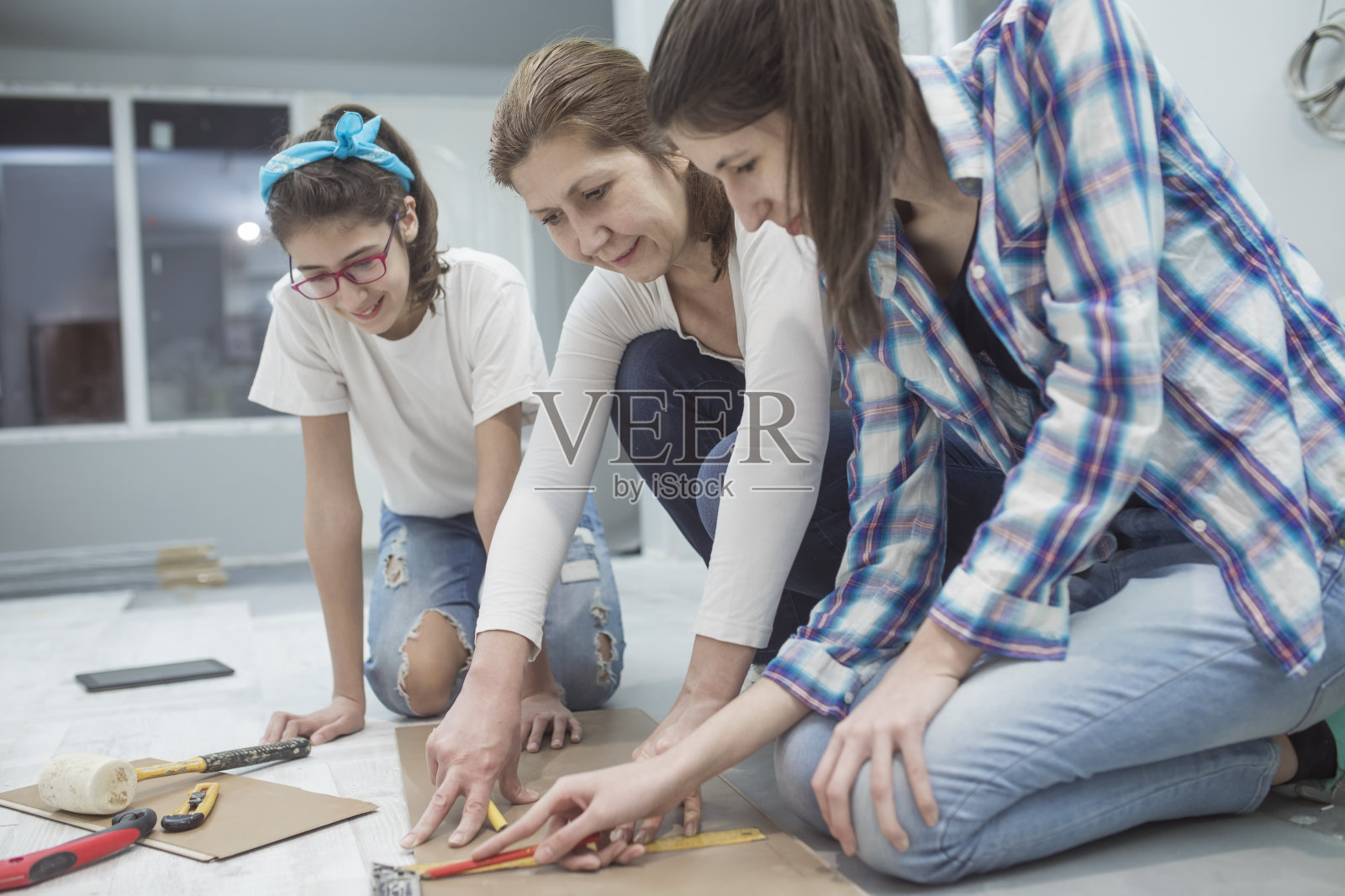 母亲和十几岁的女儿一起工作照片摄影图片