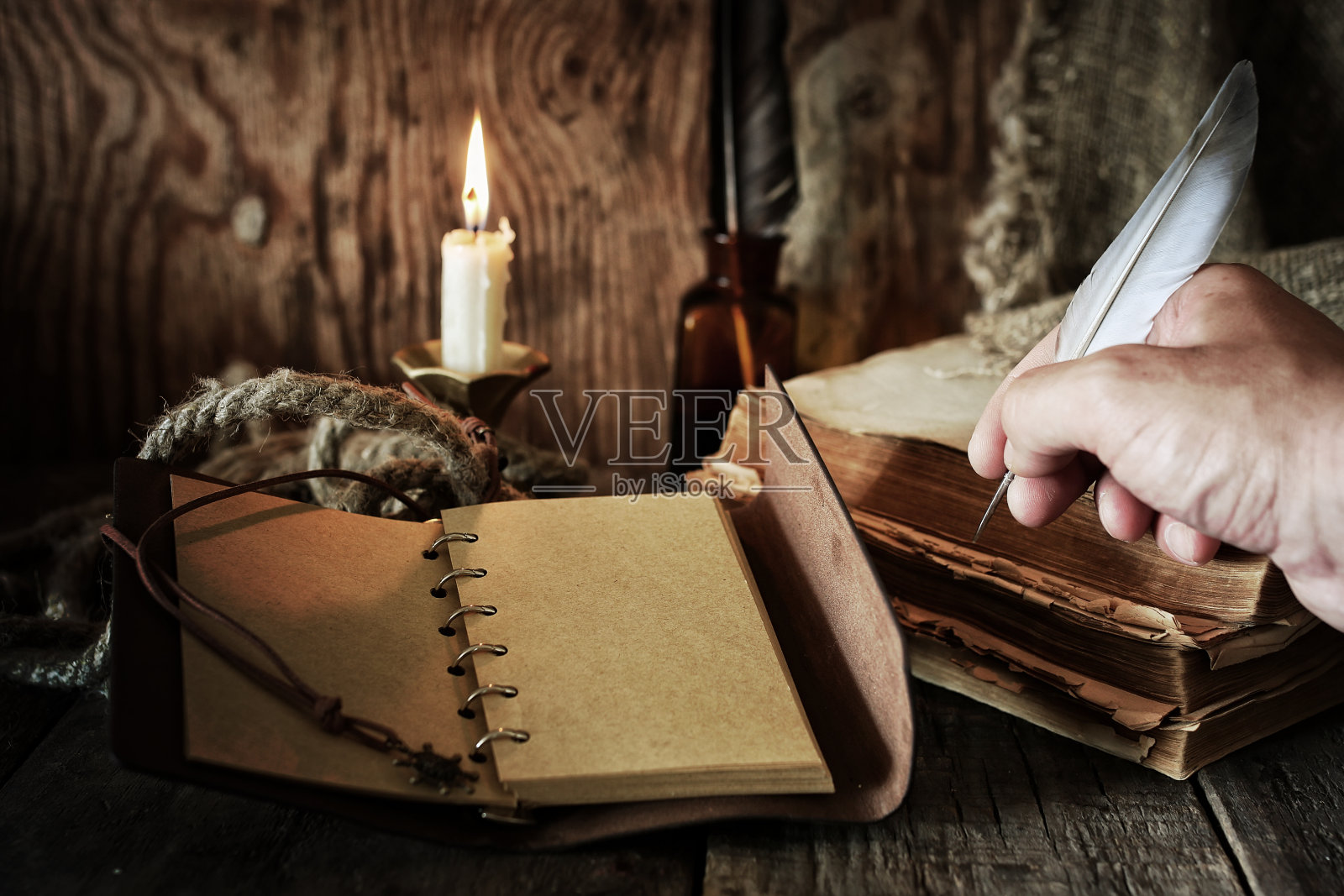 木桌上的海盗物品照片摄影图片