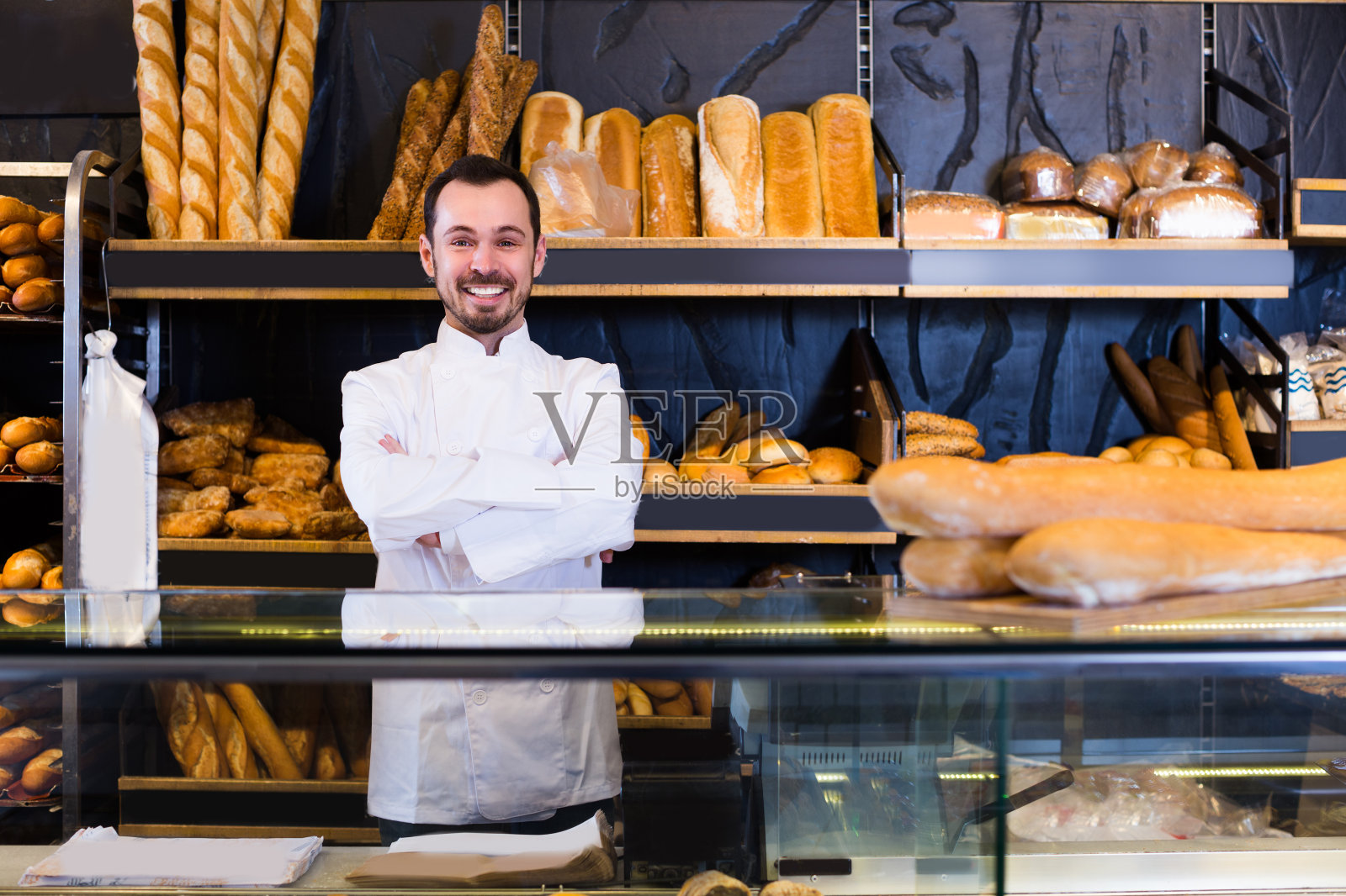 25-30岁的男子正在展示各种商品照片摄影图片