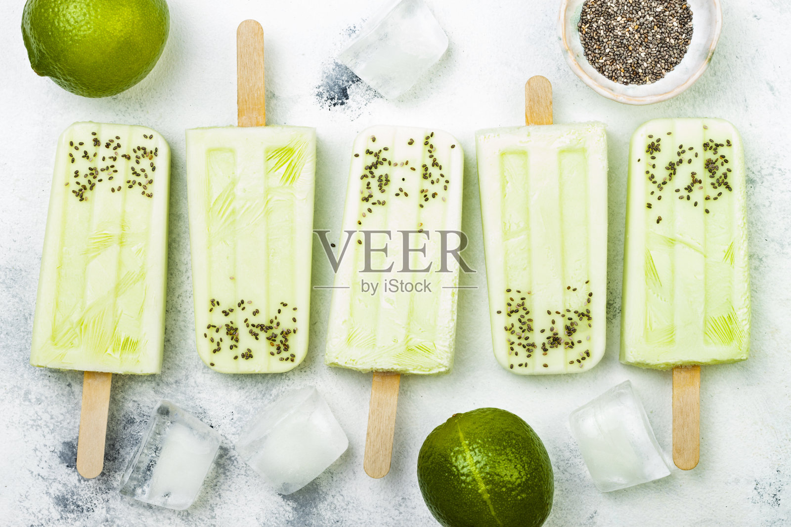 自制素食冰冻椰子莫吉托冰棍-冰棍-加奇亚籽的paletas照片摄影图片