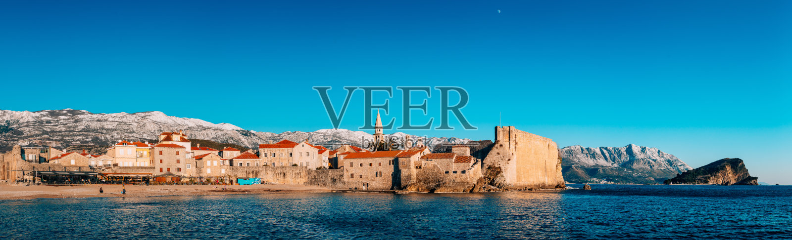 布德瓦古城,山上覆盖着白雪照片摄影图片