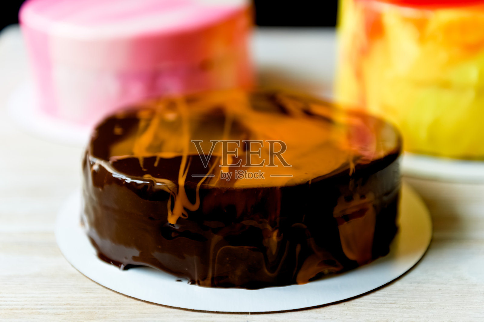 蛋糕慕斯巧克力果仁,蛋糕慕斯巧克力果仁。切粗。由香草海绵蛋糕,巧克力慕斯,黑比利时巴里巧克力和一层榛子果仁仁照片摄影图片