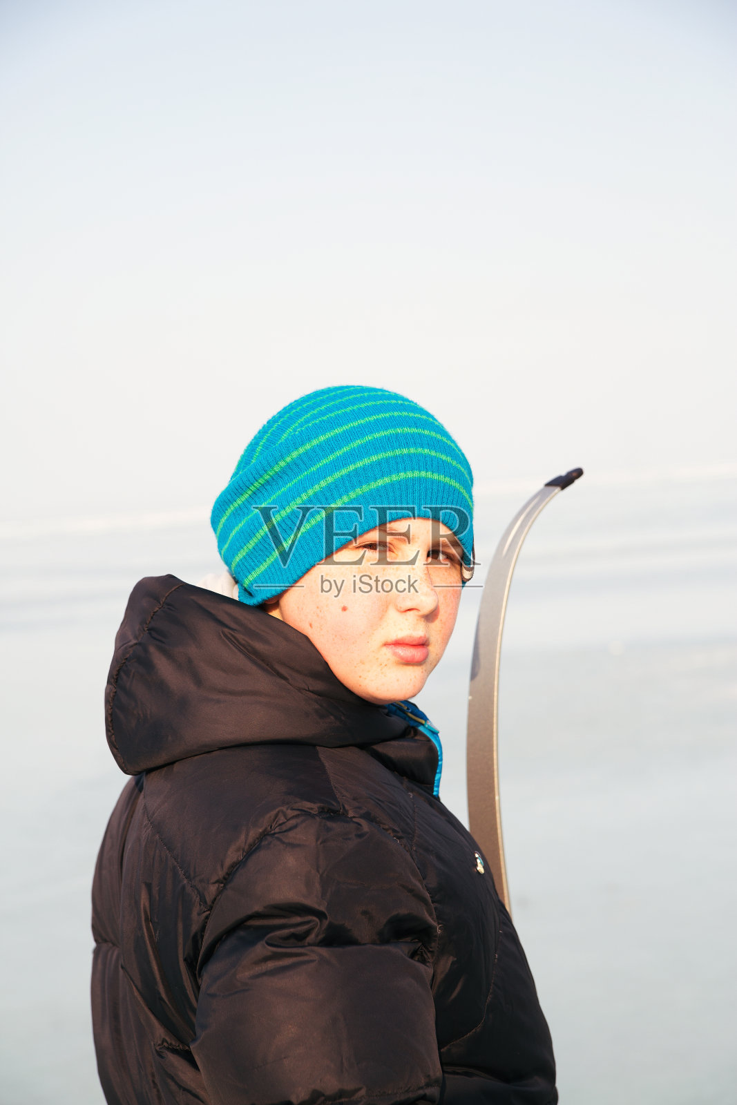 悲伤的男孩照片摄影图片