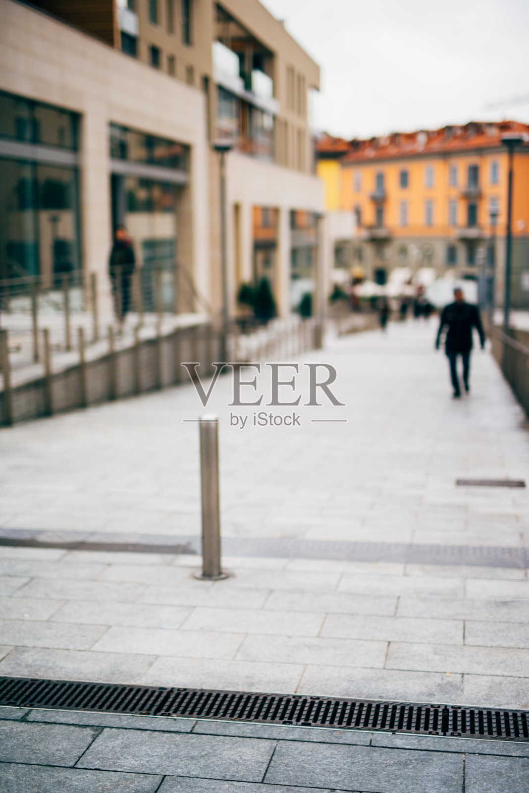 模糊了城市和人的城市景象照片摄影图片