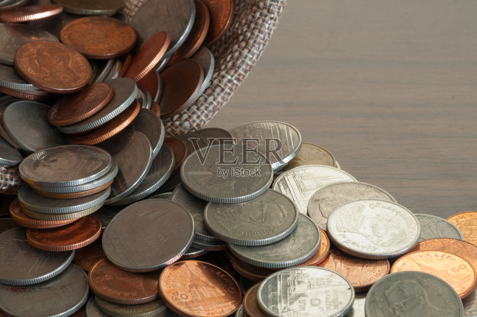 在木桌上打开钱袋,概念省钱照片摄影图片