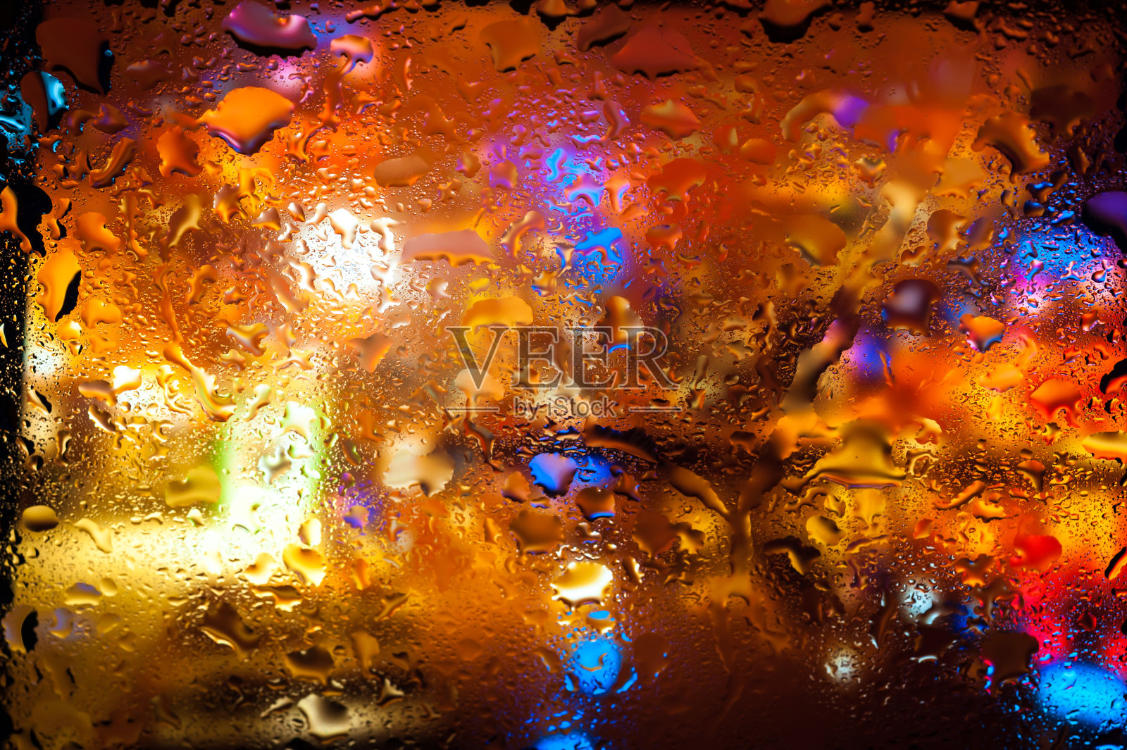 透过潮湿的窗户,夜晚的城市照片摄影图片