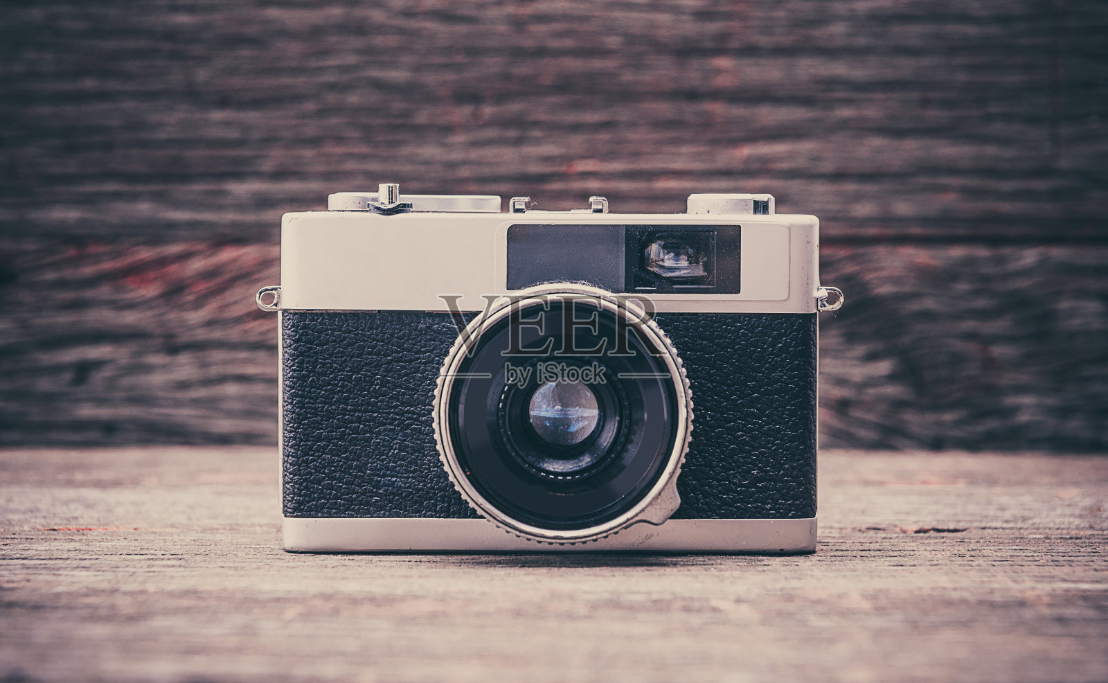 木制背景的复古电影相机照片摄影图片