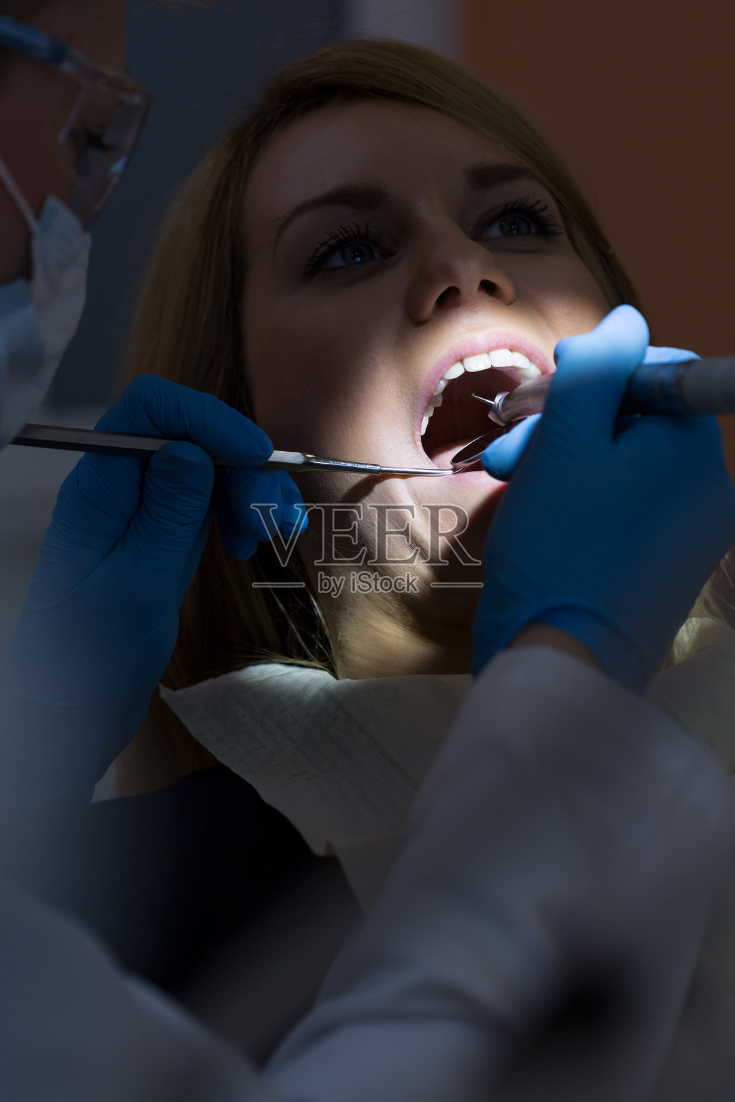 口腔学家在工作照片摄影图片