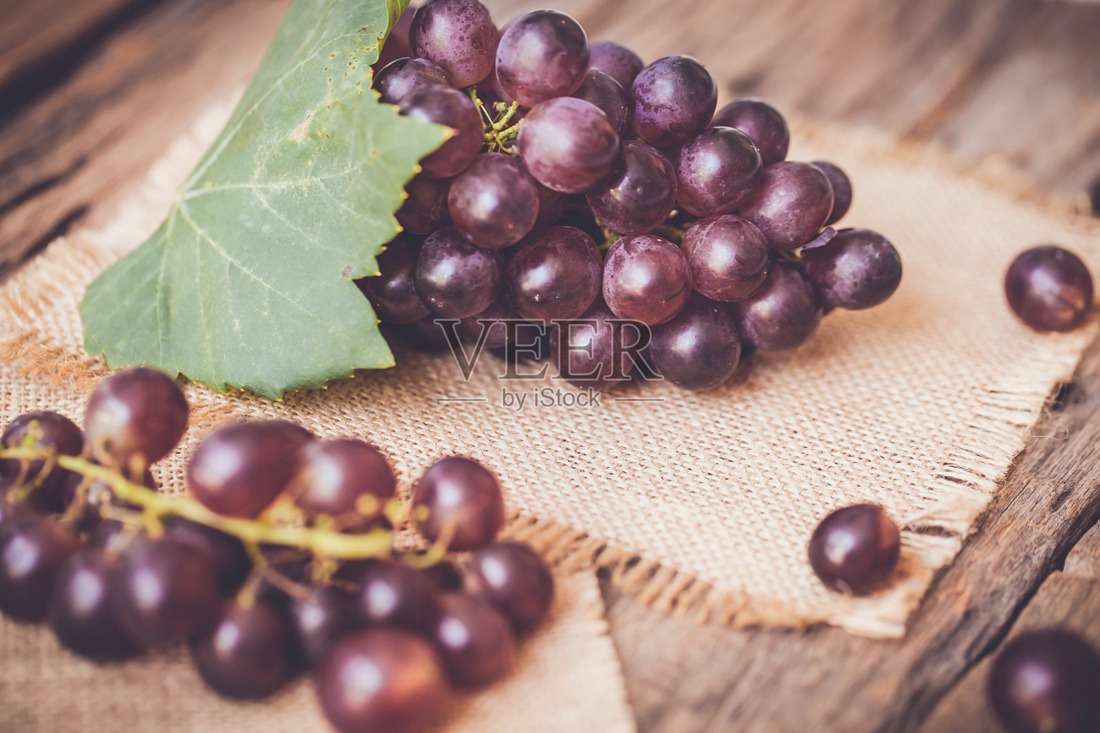木制背景上的葡萄照片摄影图片