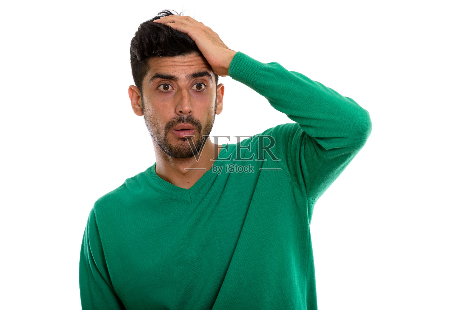 手扶头部、面露震惊的年轻波斯男子(影棚拍摄)照片摄影图片