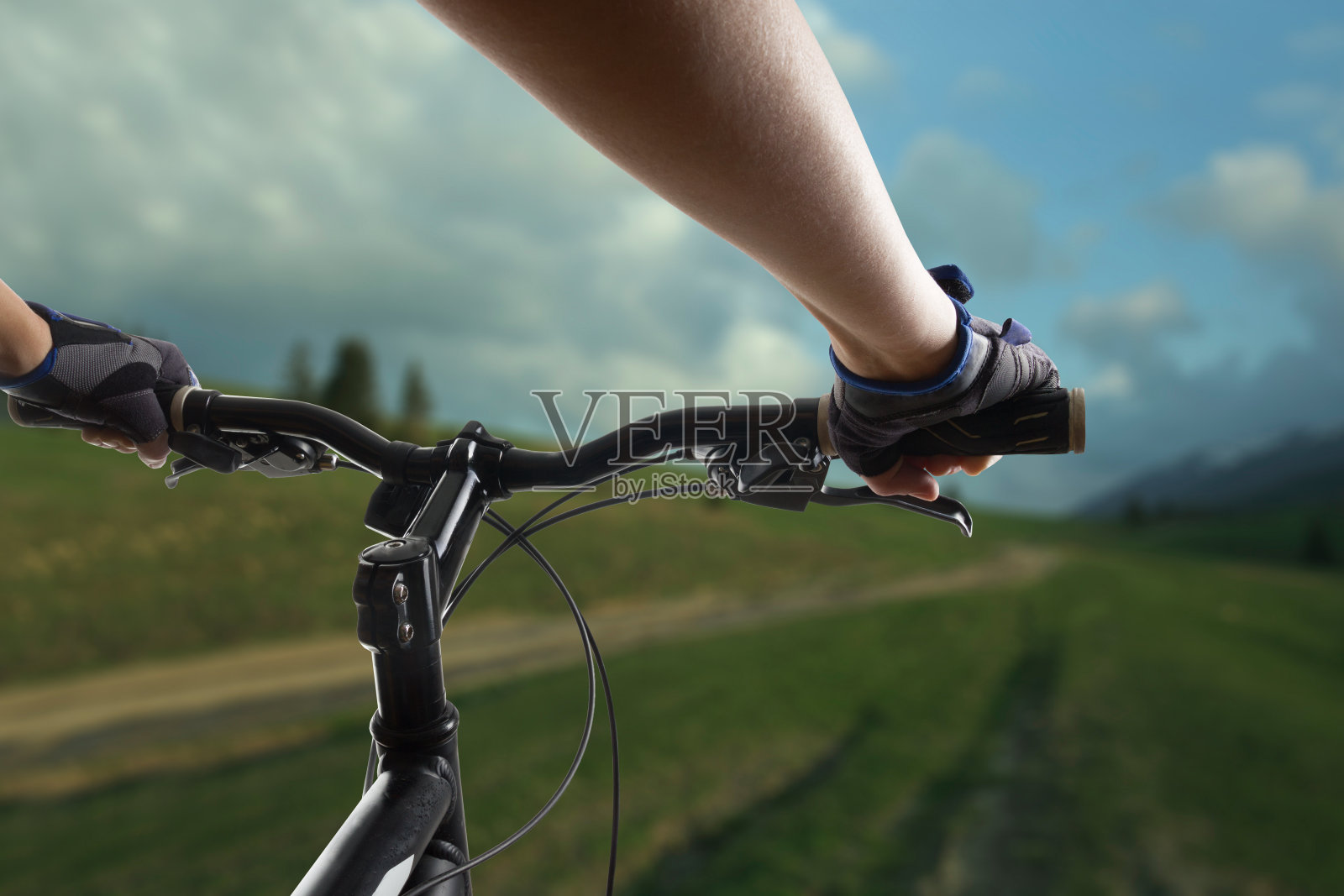 骑山地自行车的人骑单轨。照片摄影图片