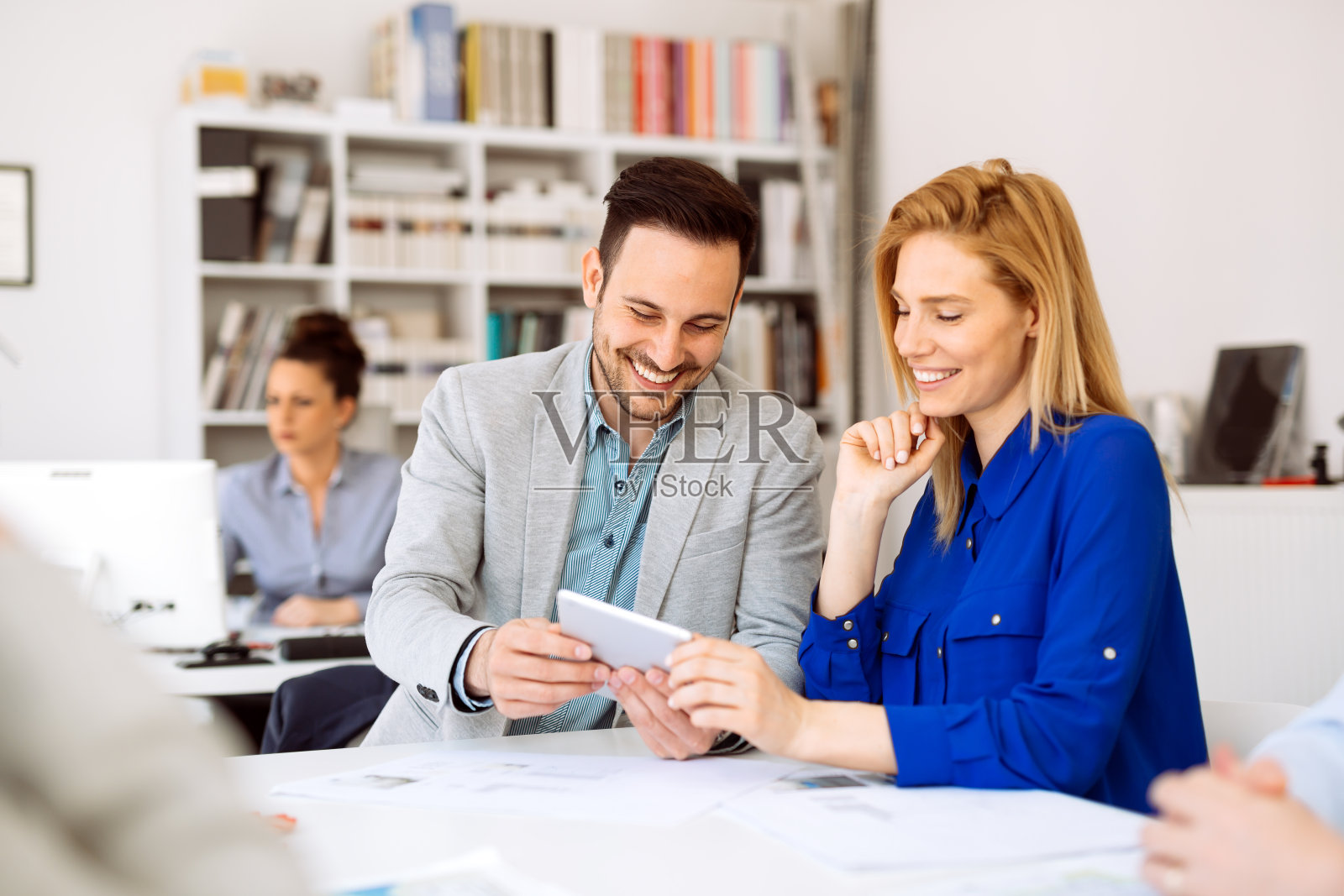快乐的商务人士在办公室头脑风暴照片摄影图片