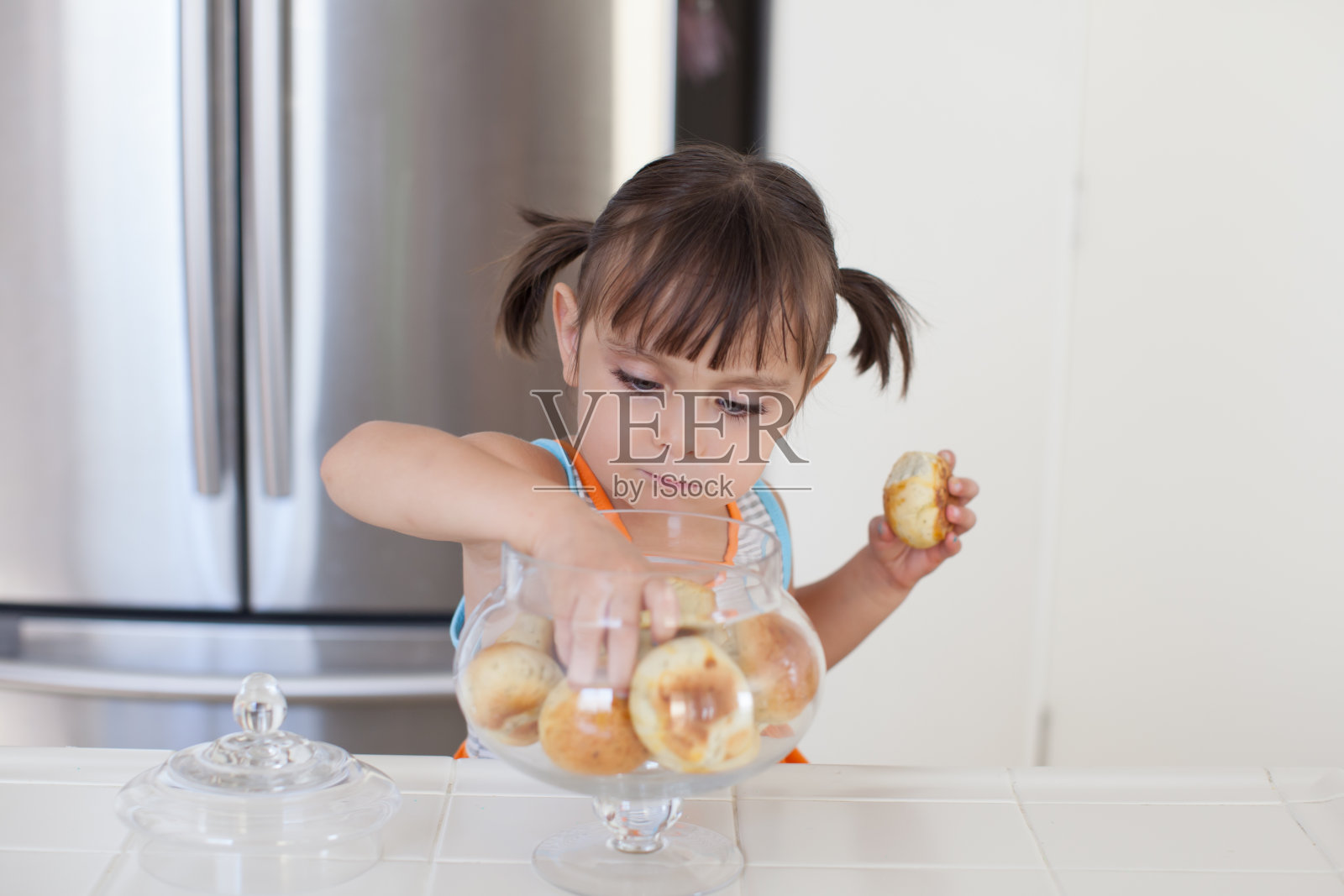 小女孩正在吃点心照片摄影图片