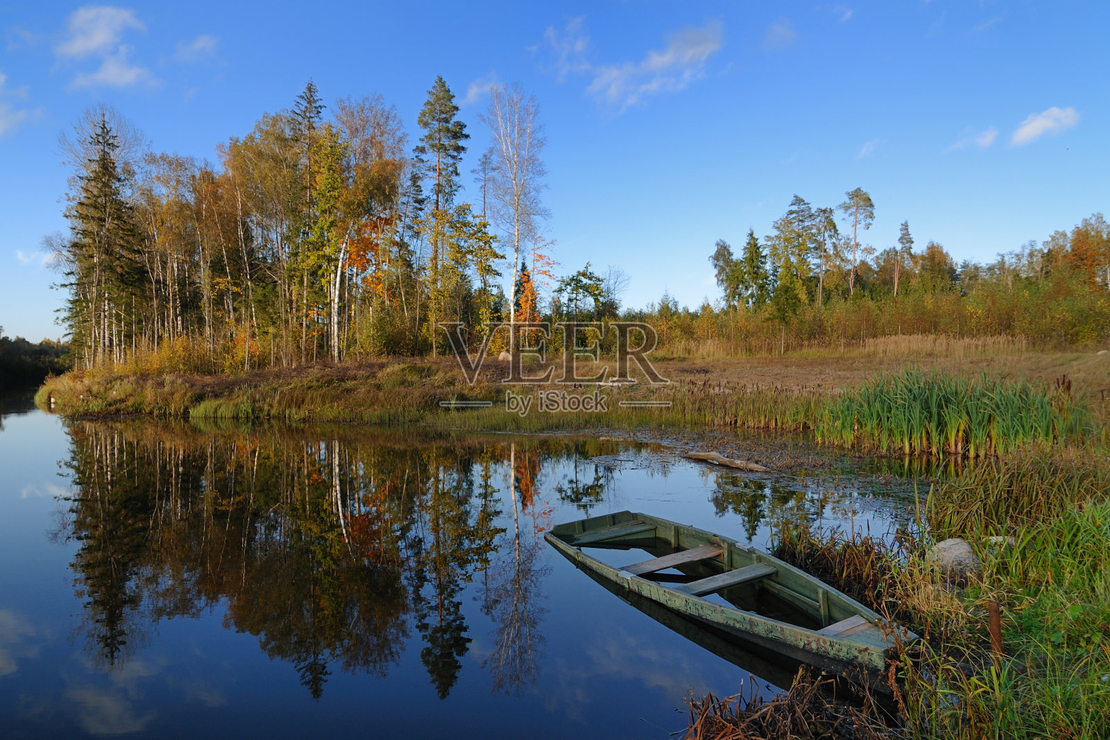 河里有条死船照片摄影图片