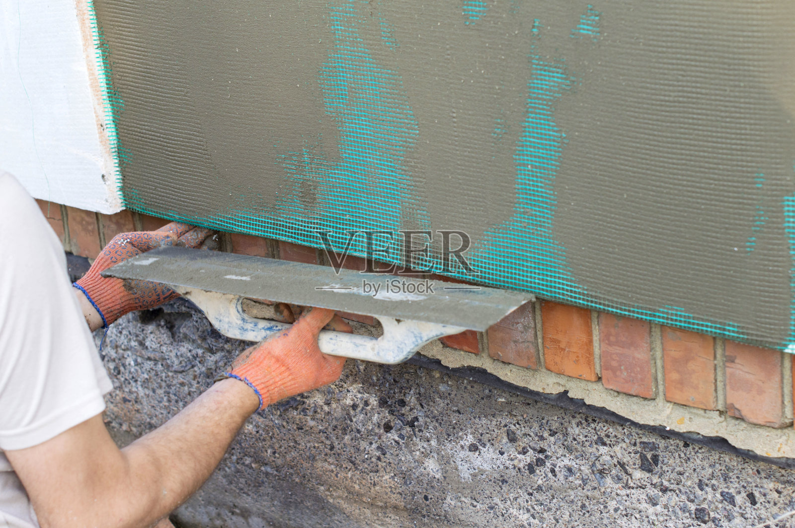 用抹刀在墙上涂腻子照片摄影图片