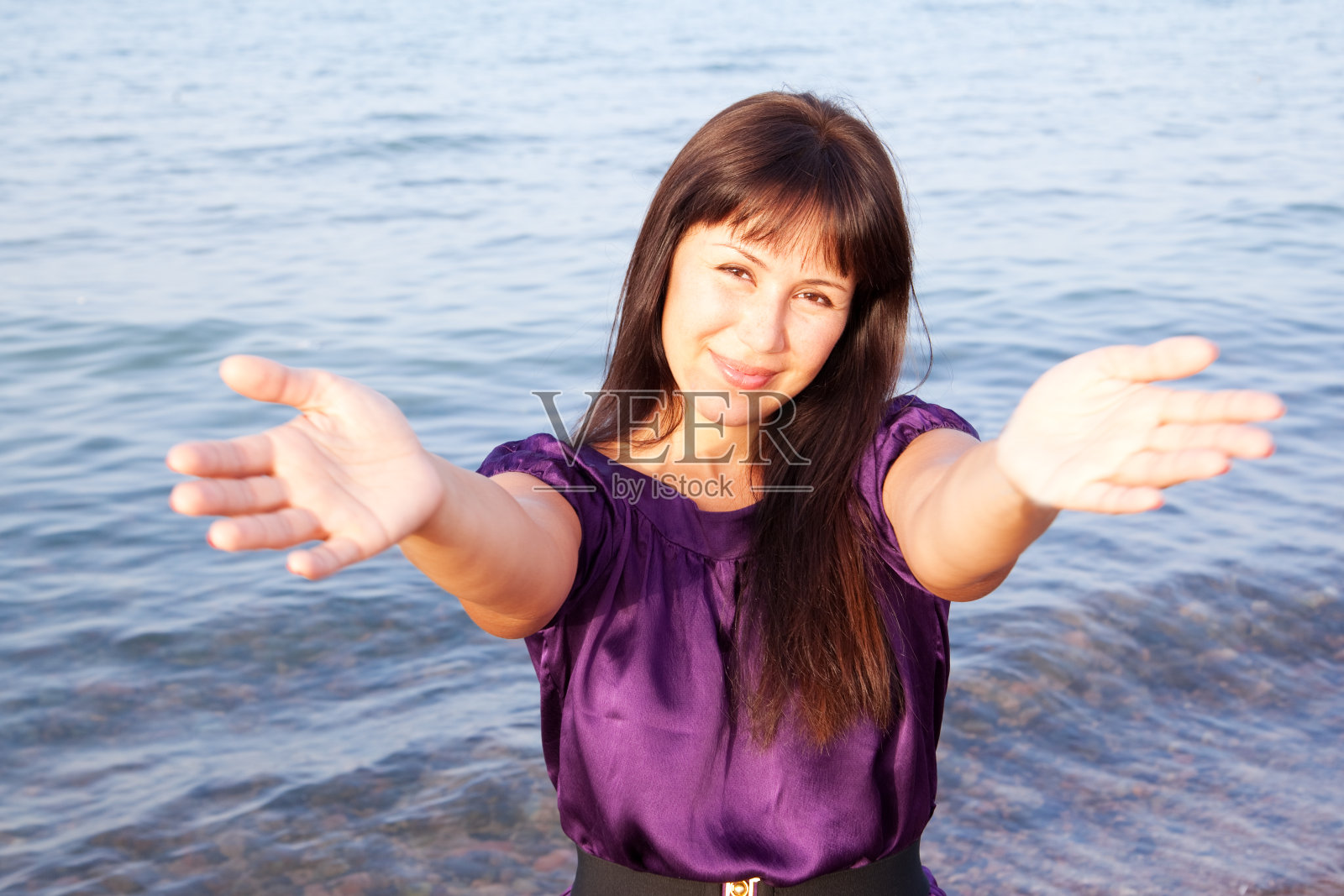 美丽的年轻女子张开双手照片摄影图片