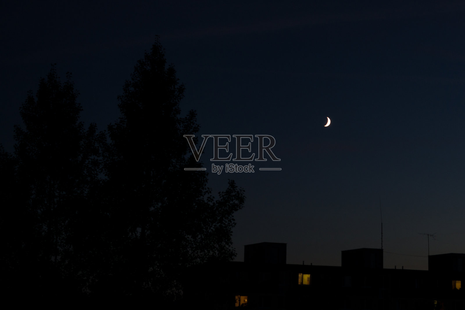 月亮在夜空中。照片摄影图片