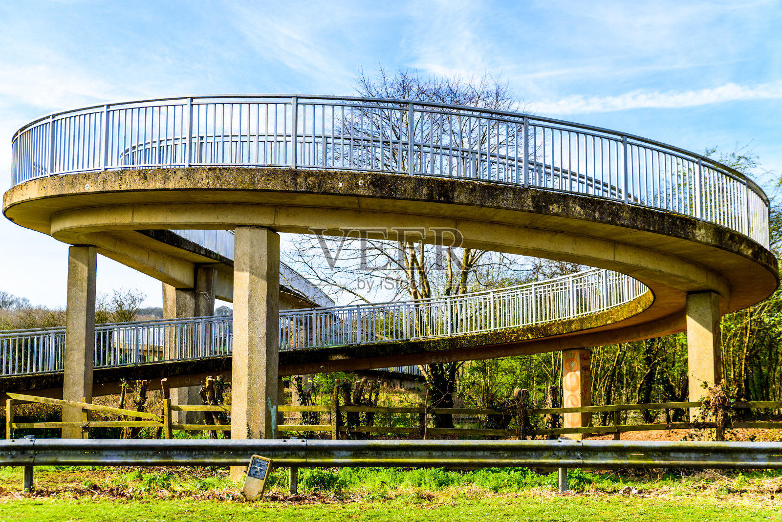 日视图行人桥在英国高速公路照片摄影图片