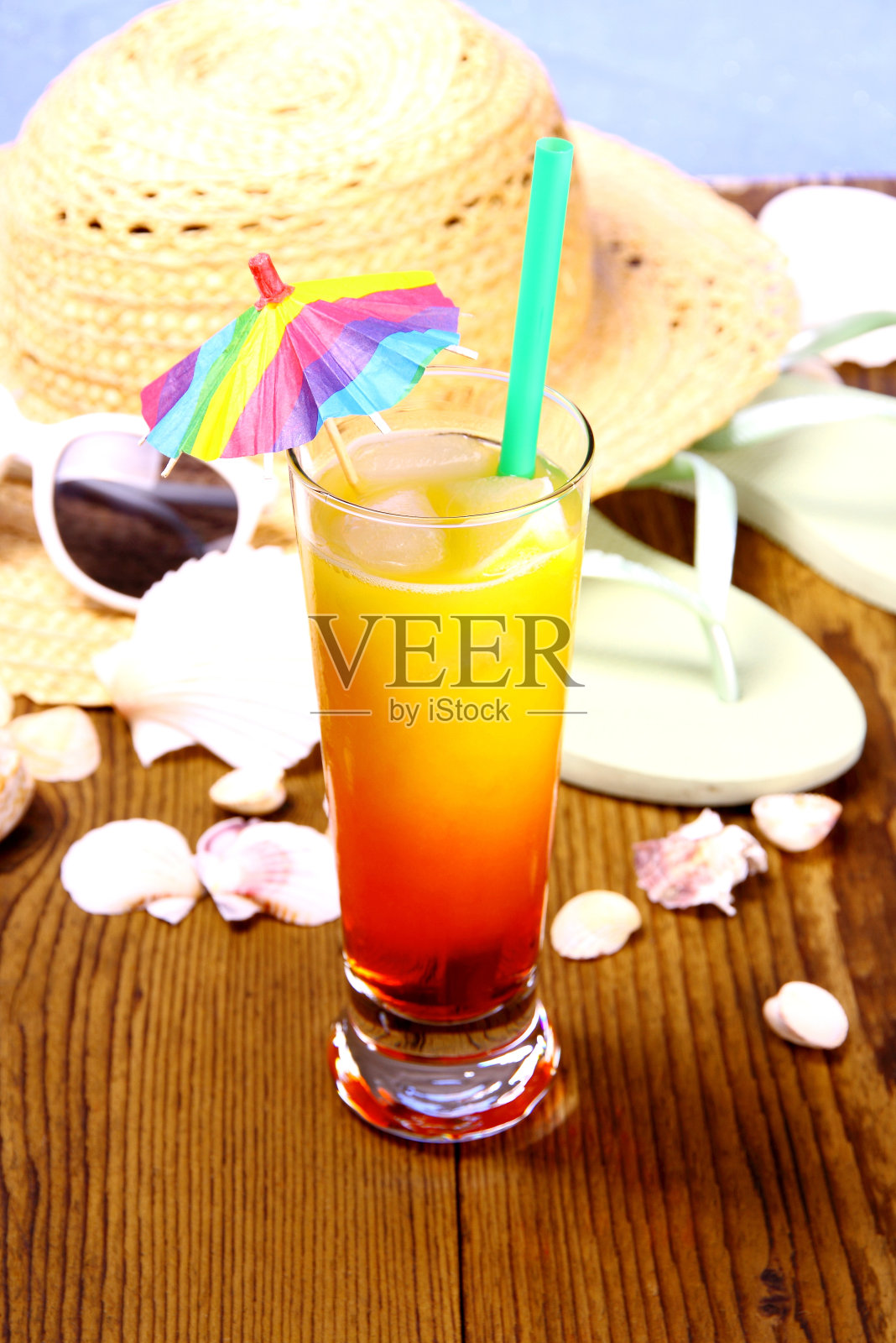 红黄鸡尾酒配夏日帽,太阳镜照片摄影图片