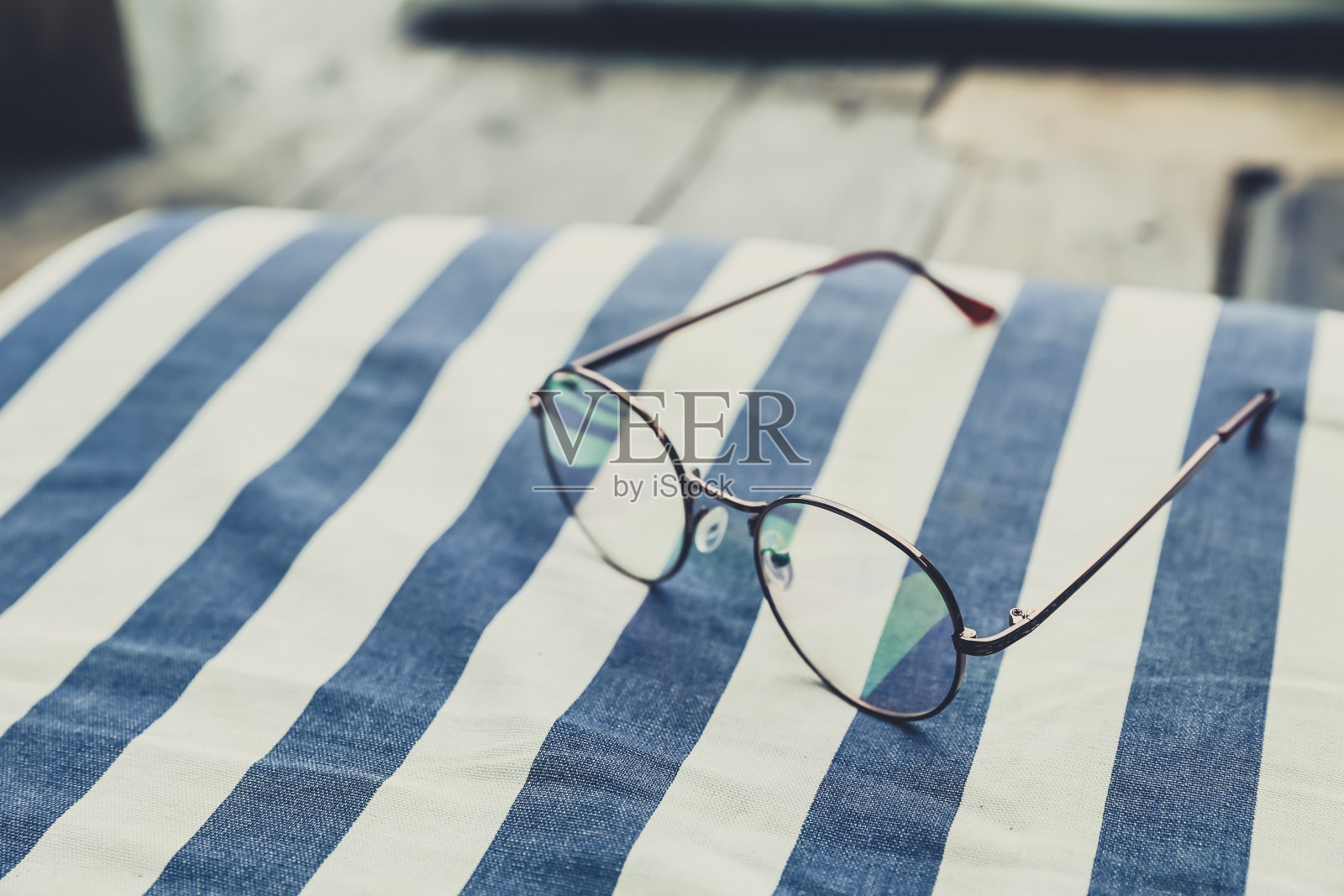 假日放松的工作理念。眼镜复古色调照片摄影图片