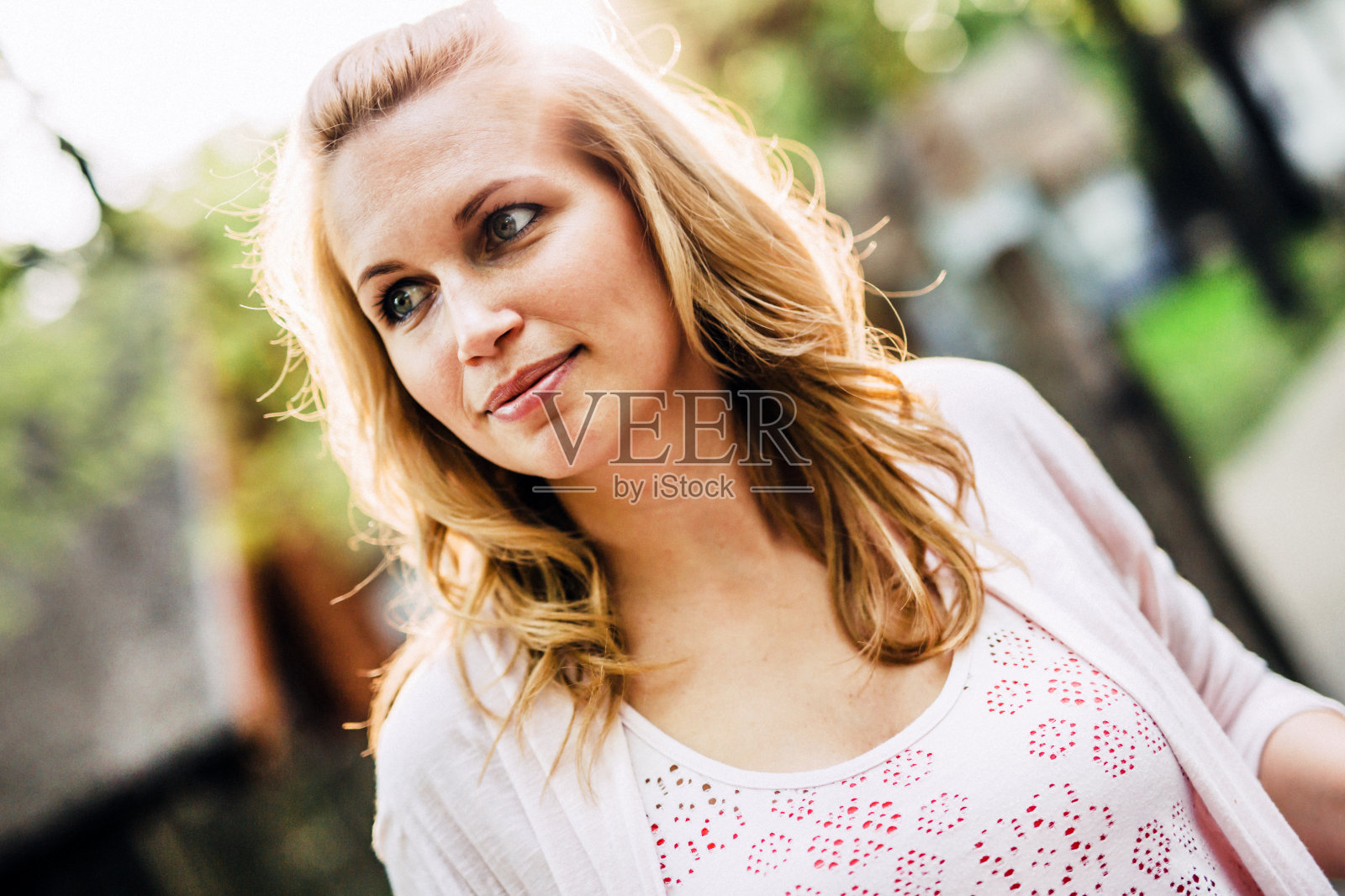 夏天在户外微笑的美丽年轻女人照片摄影图片