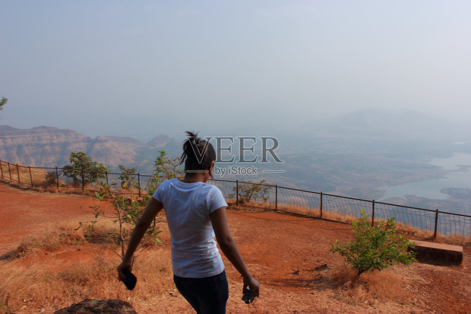 马瑟兰山站的小女孩照片摄影图片