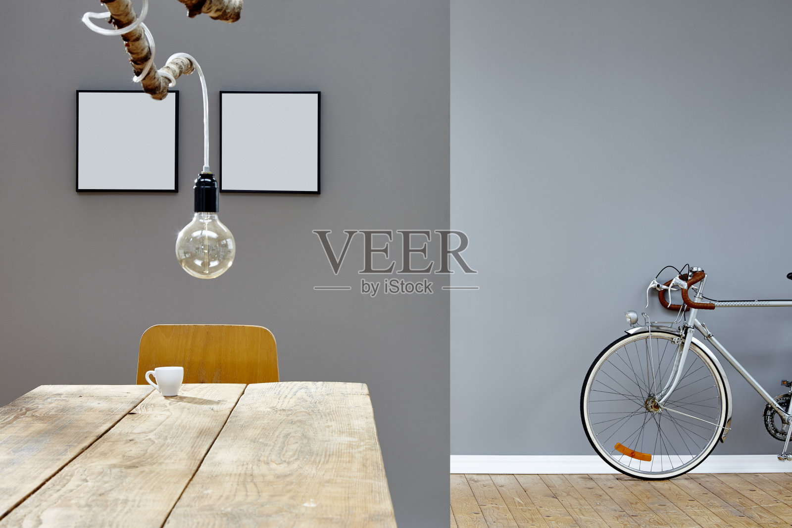 现代装饰在复古阁楼分支灯桌子和银色自行车照片摄影图片