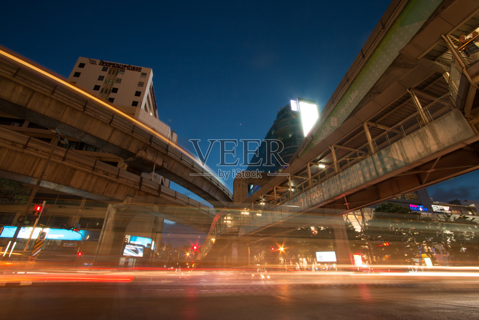 泰国拉特巴颂路口的红绿灯照片摄影图片