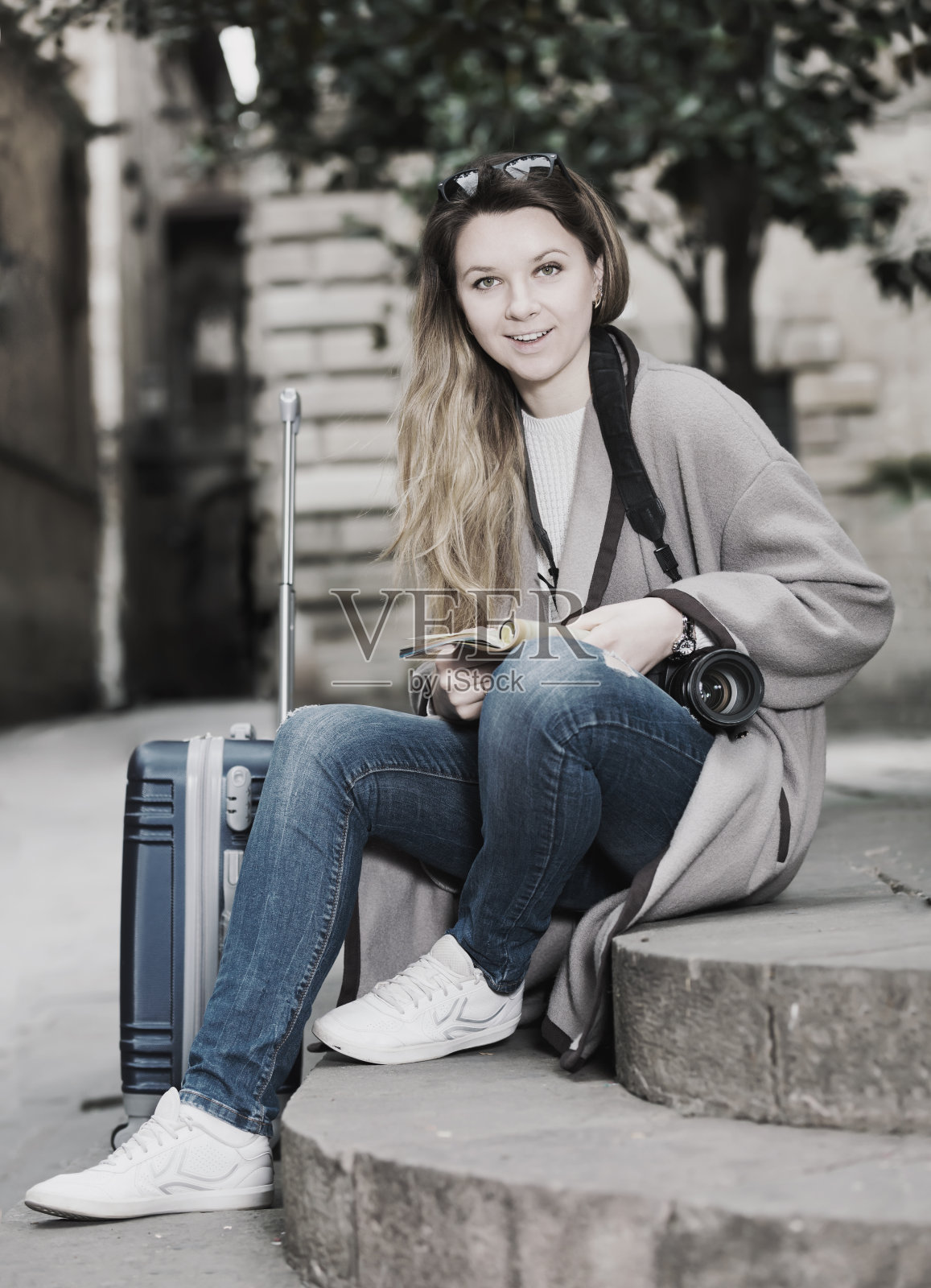 金发快乐的女孩拿着小册子照片摄影图片