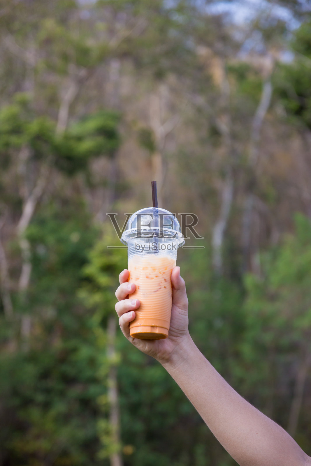 手捧冰奶茶照片摄影图片